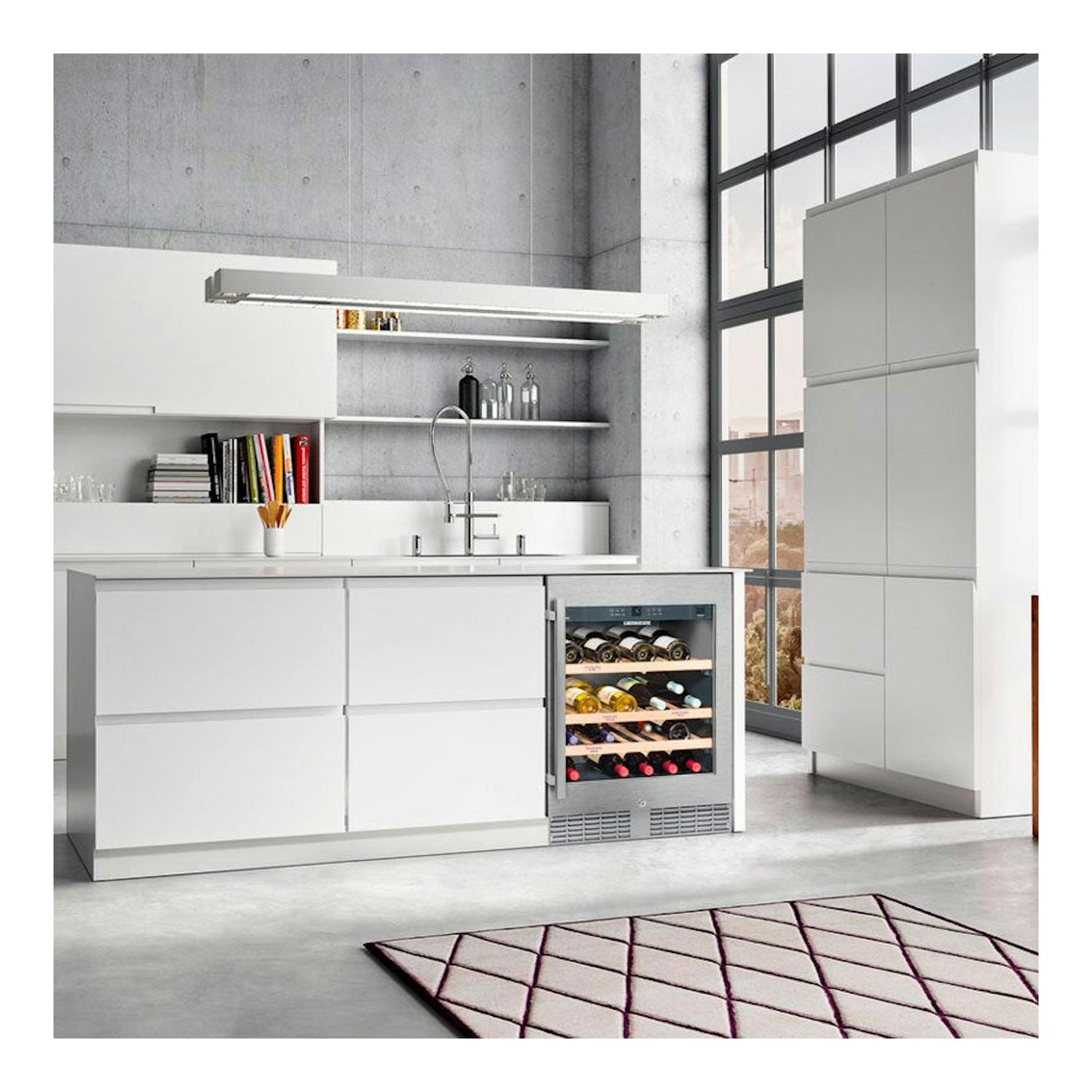 Vinoteca integrable Liebherr UWKes 1752 inox, vista frontal, instalada en una isla de cocina blanca.