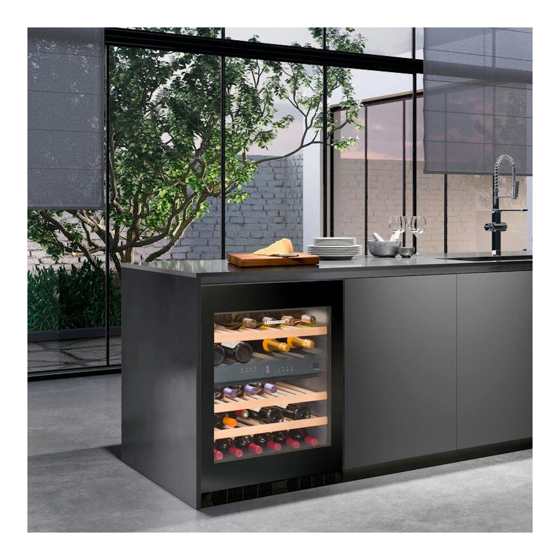 Vinoteca integrable Liebherr UWTgb 1682 001 26 negra, vista frontal en isla de cocina.