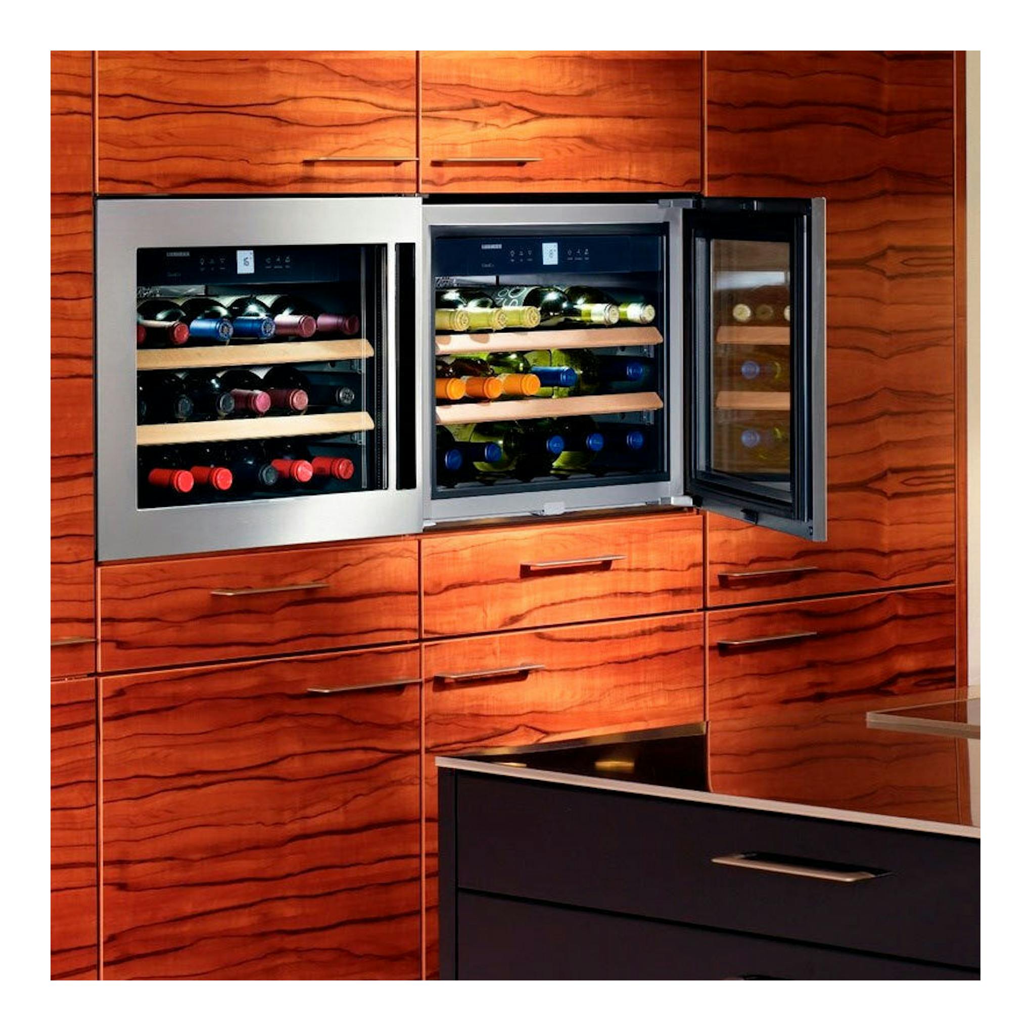 Vinoteca integrable Liebherr WKEes 553 001 26 en inox, vista frontal, con una puerta abierta.