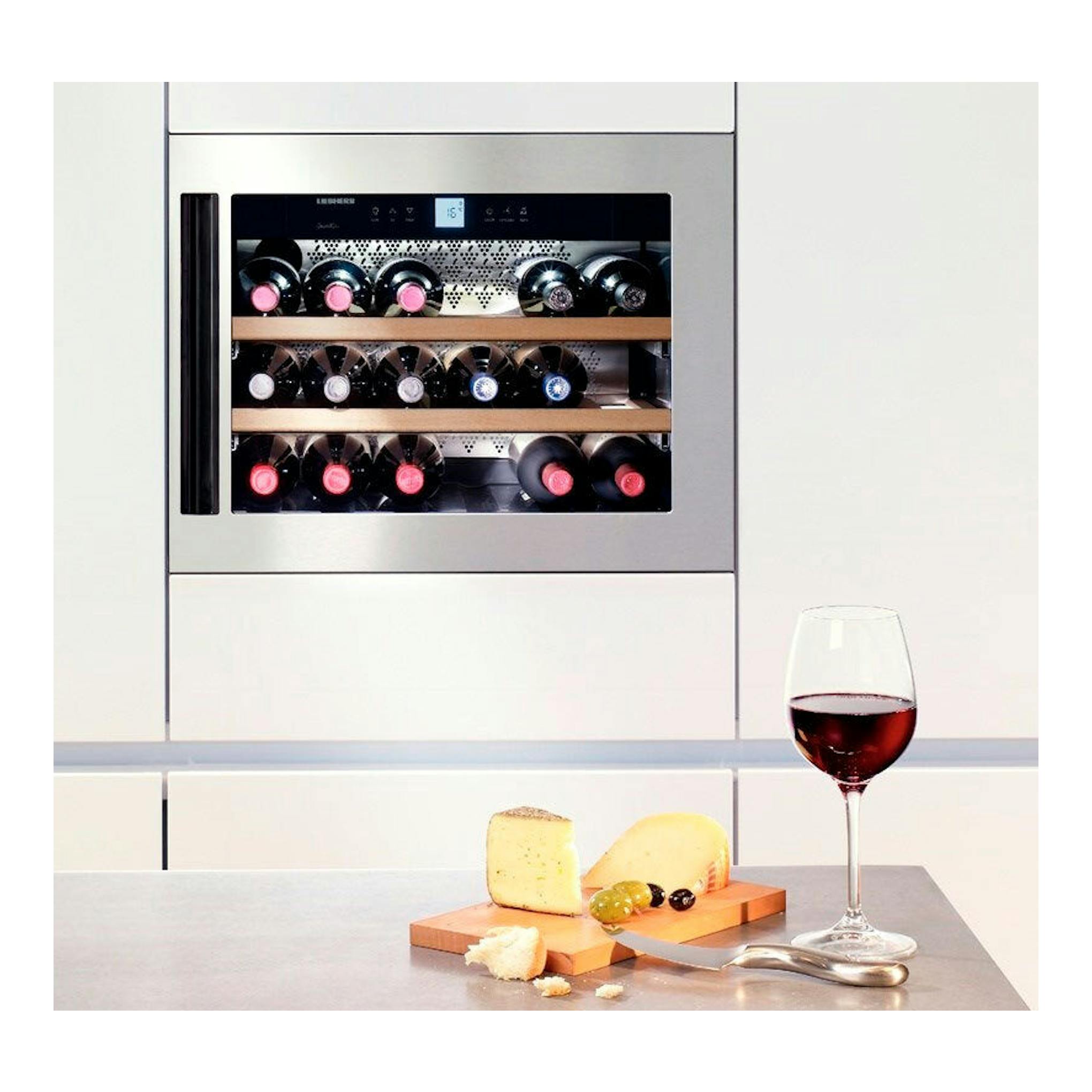 Vinoteca integrable Liebherr WKEes 553 001 26 inox, vista frontal con botellas y pantalla digital.