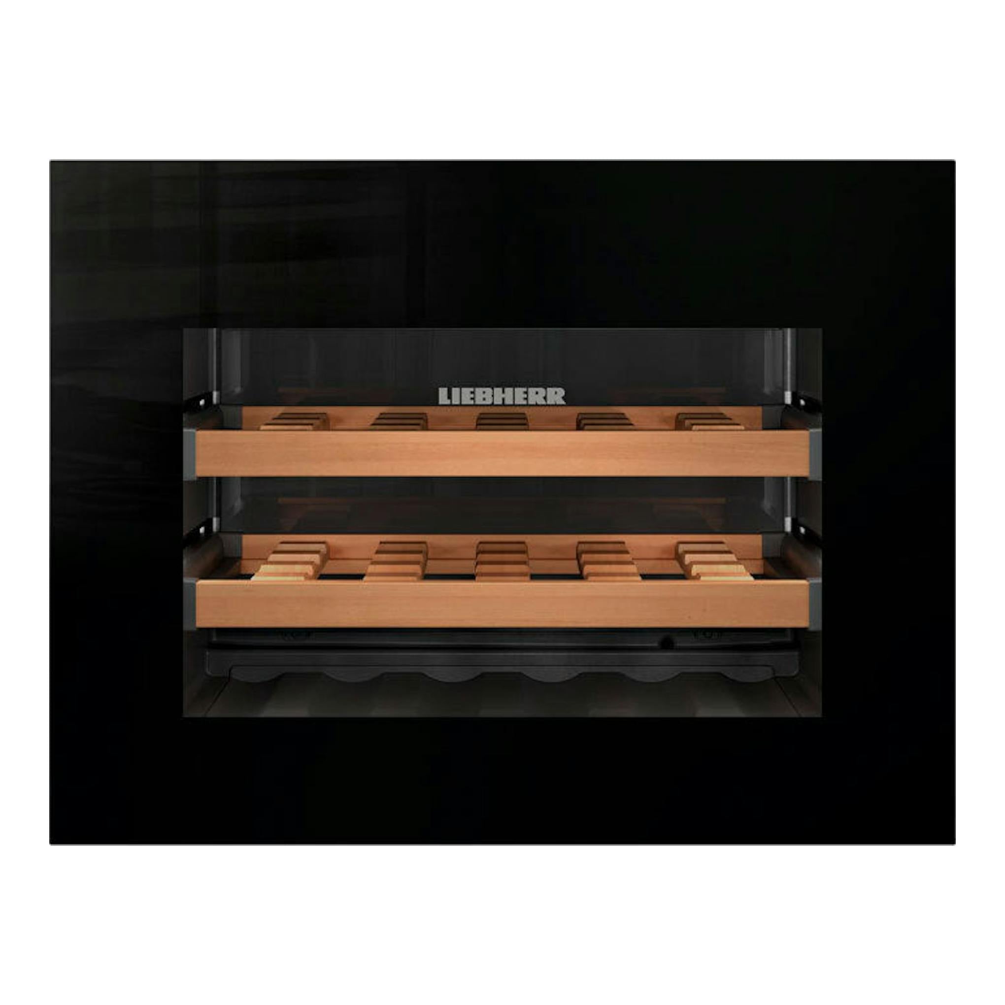 Vinoteca integrable Liebherr WKEgb 582, negra, vista frontal, con dos baldas de madera y soportes para botellas.