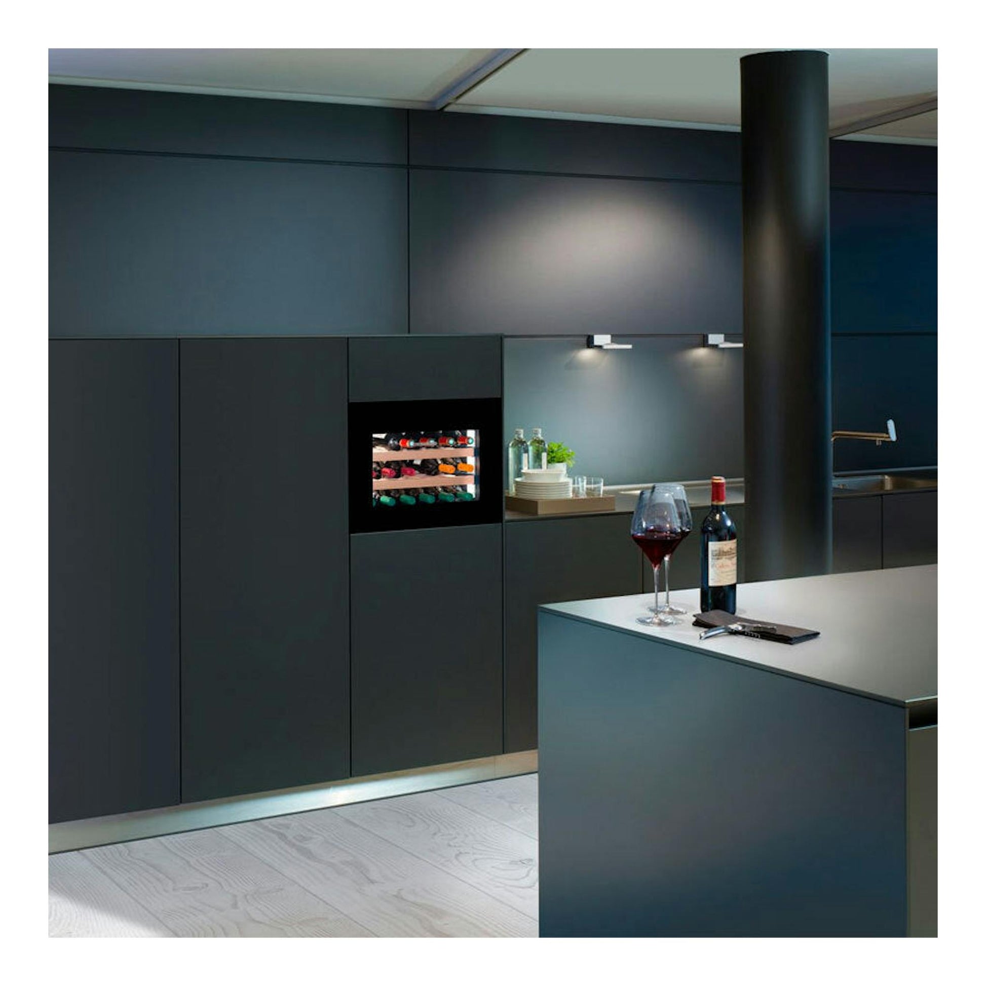 Vinoteca integrable Liebherr WKEgb 582 001 26 negra, vista frontal empotrada en cocina moderna.