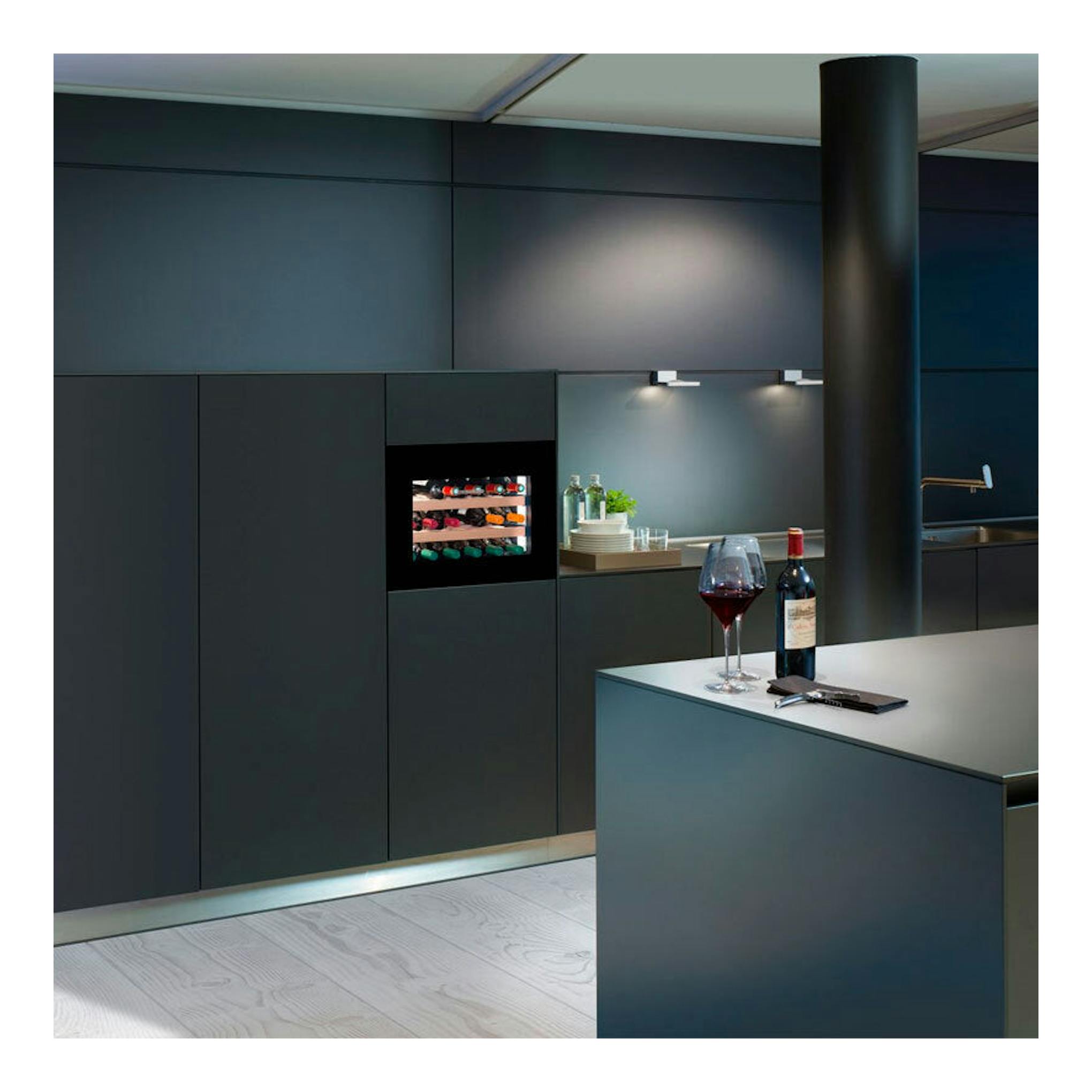 Vinoteca integrable Liebherr WKEgb 582 001 26 negra, vista frontal empotrada en cocina moderna.