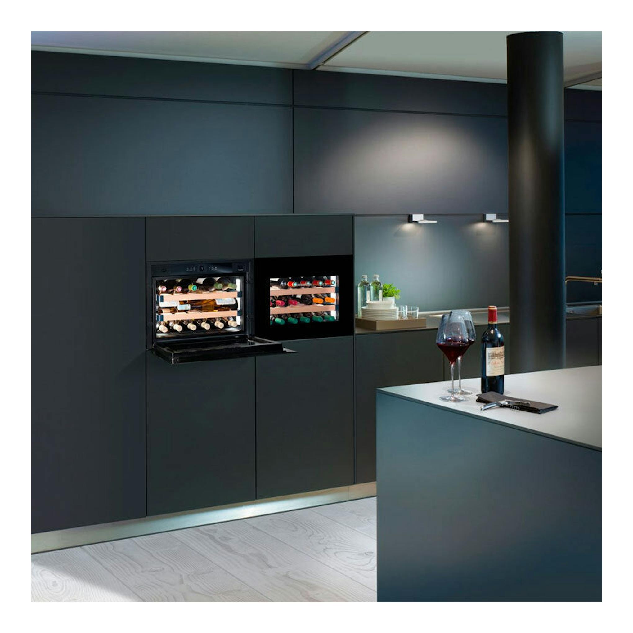 Vinoteca integrable Liebherr WKEgb 582 negra, vista frontal abierta en cocina moderna.