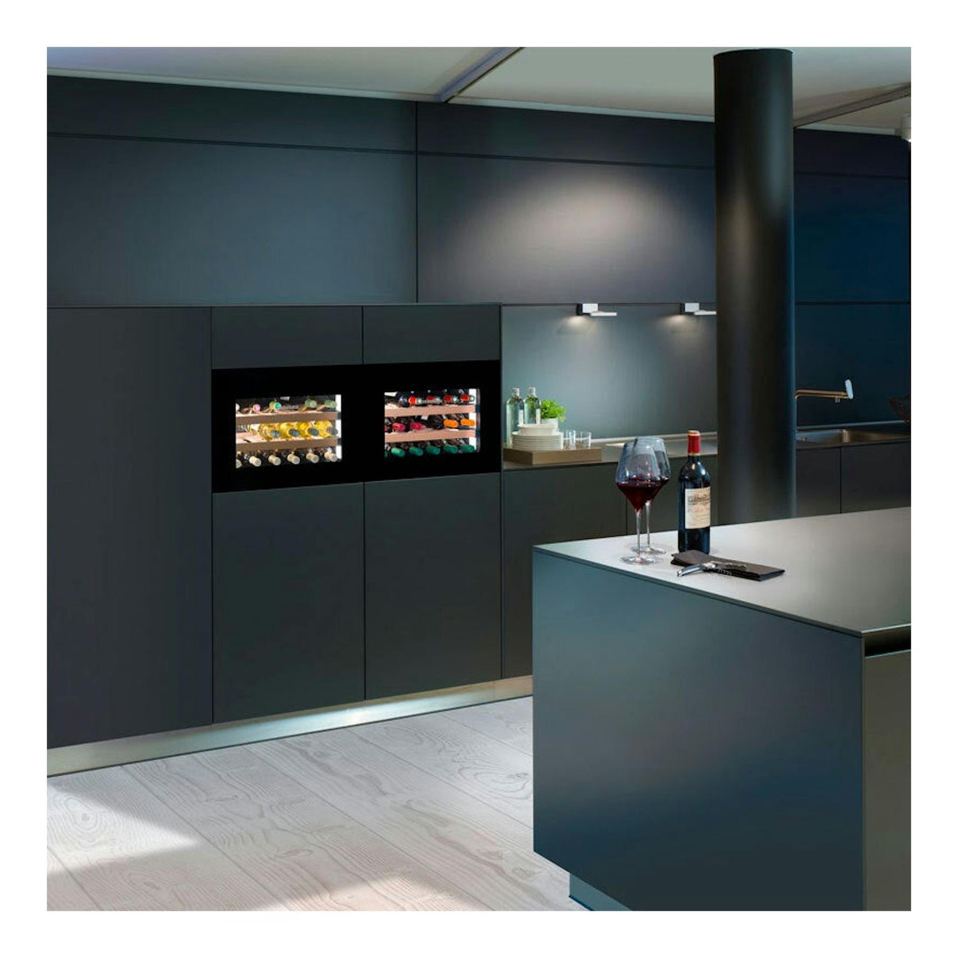 Vinoteca integrable Liebherr WKEgb 582 001 26 negra, vista frontal, empotrada en cocina moderna.