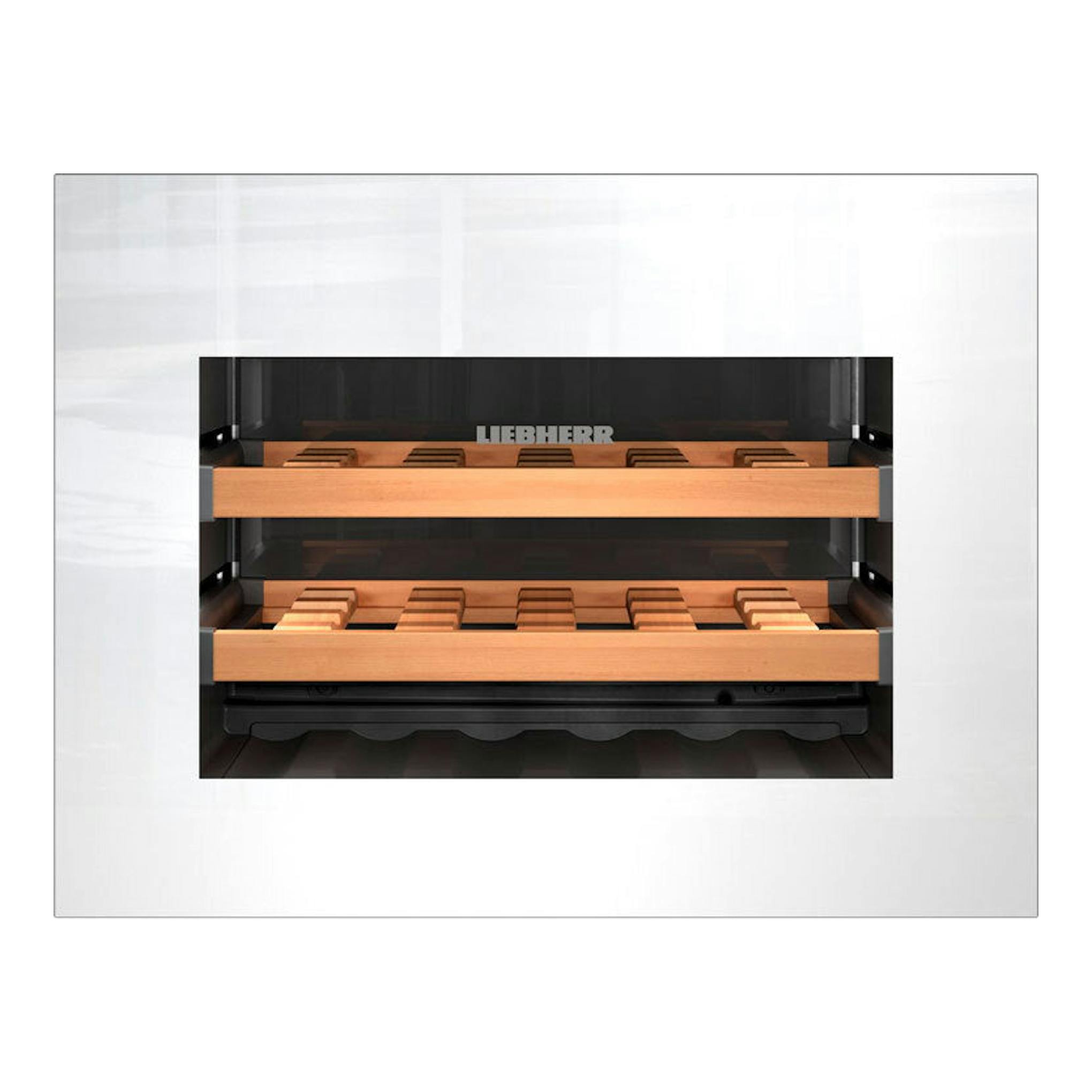 Vinoteca integrable Liebherr WKEgw 582 001 26 blanca, vista frontal con interior negro y baldas de madera.