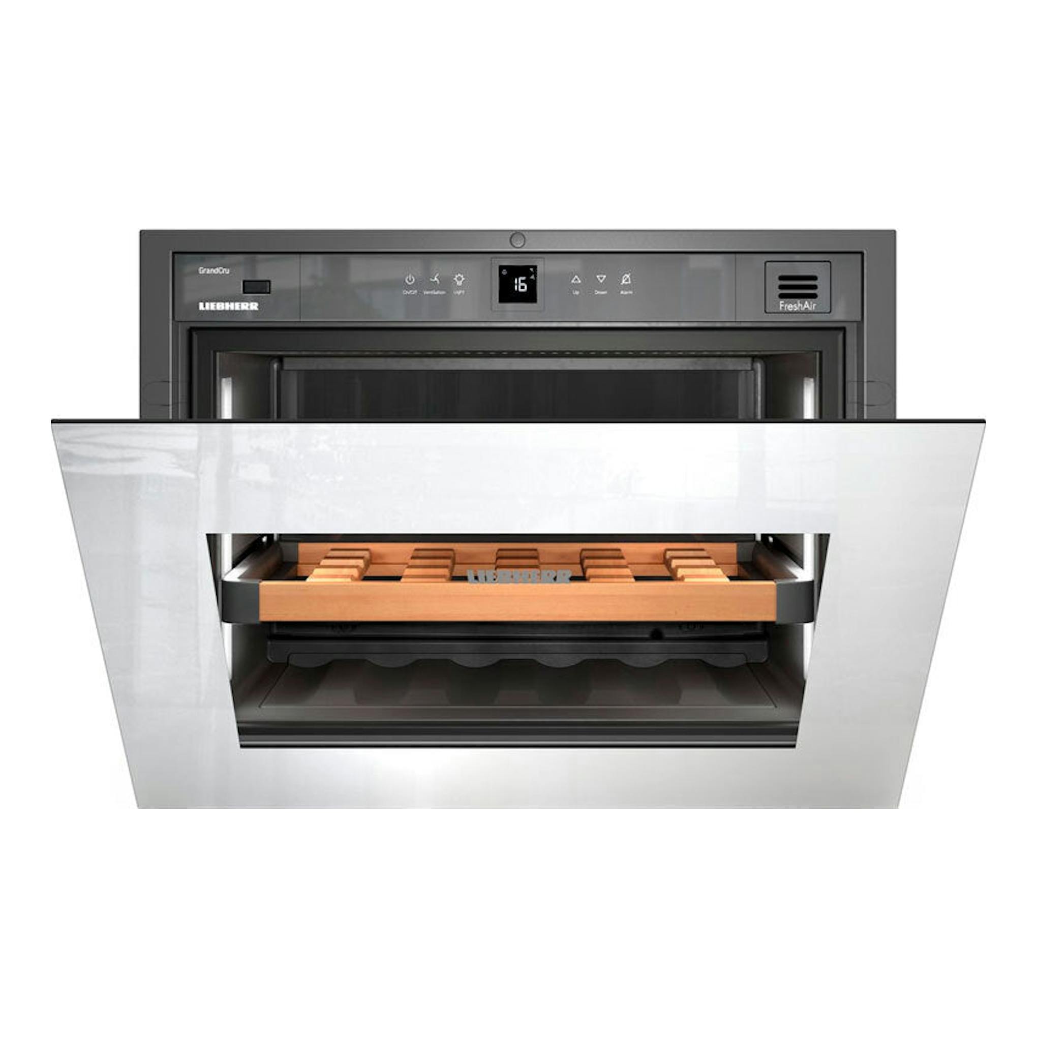 Vinoteca integrable Liebherr WKEgw 582 001 26 blanca, vista frontal con puerta abierta y estantes de madera.