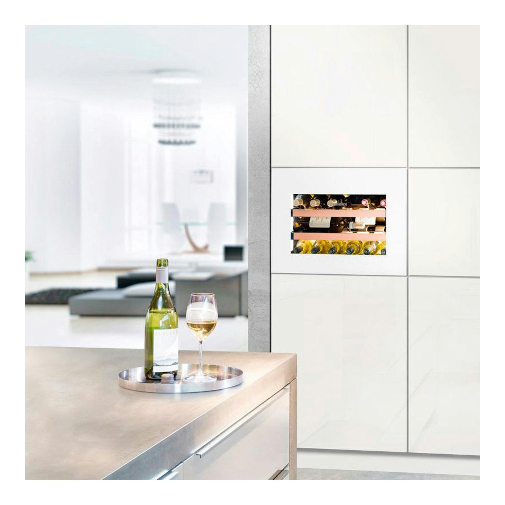 Vinoteca integrable Liebherr WKEgw 582 001 26 blanca, vista frontal empotrada en mueble, con botellas.