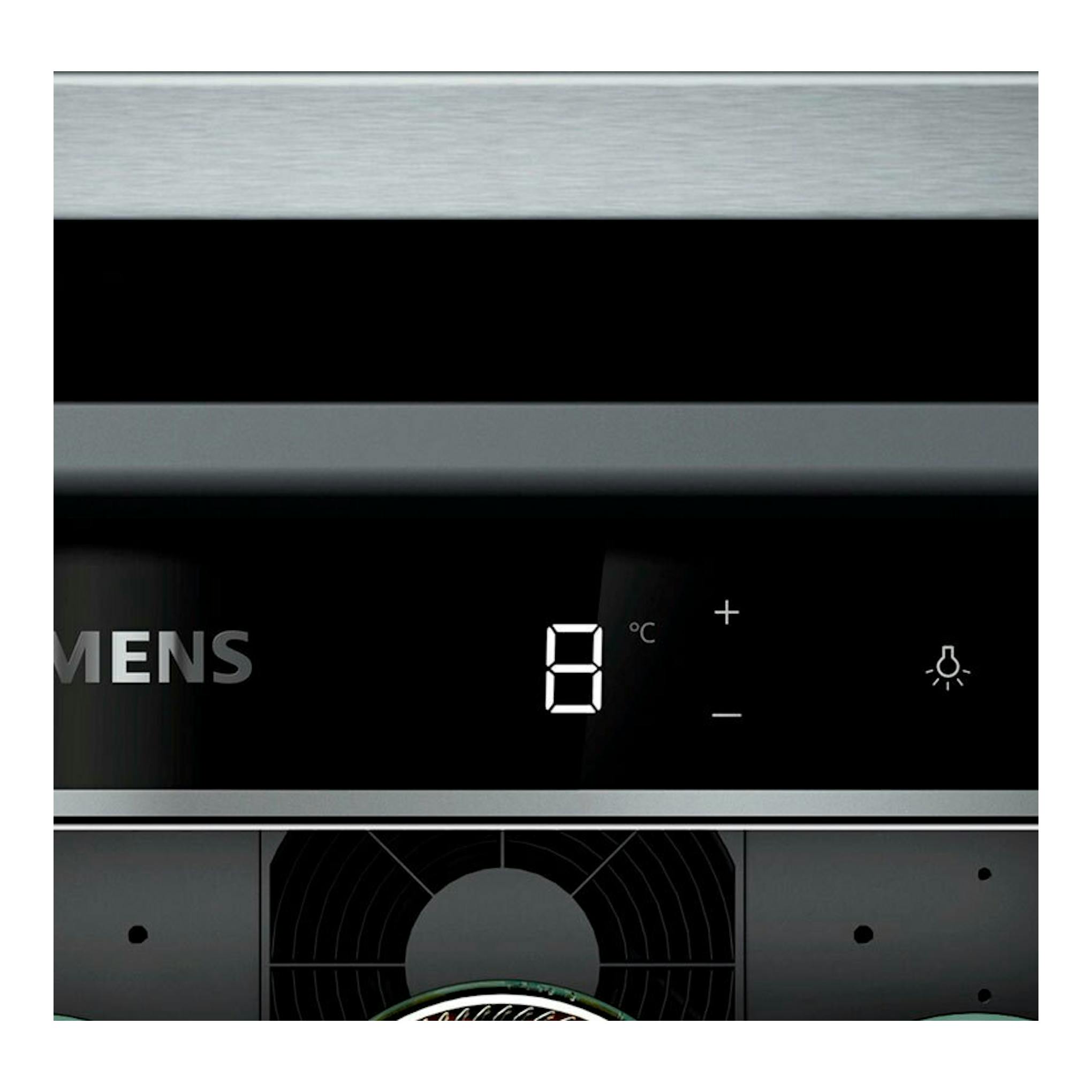 Vinoteca integrable Siemens KU20WVHF0 negra, vista frontal de la puerta con display a 8 °C.