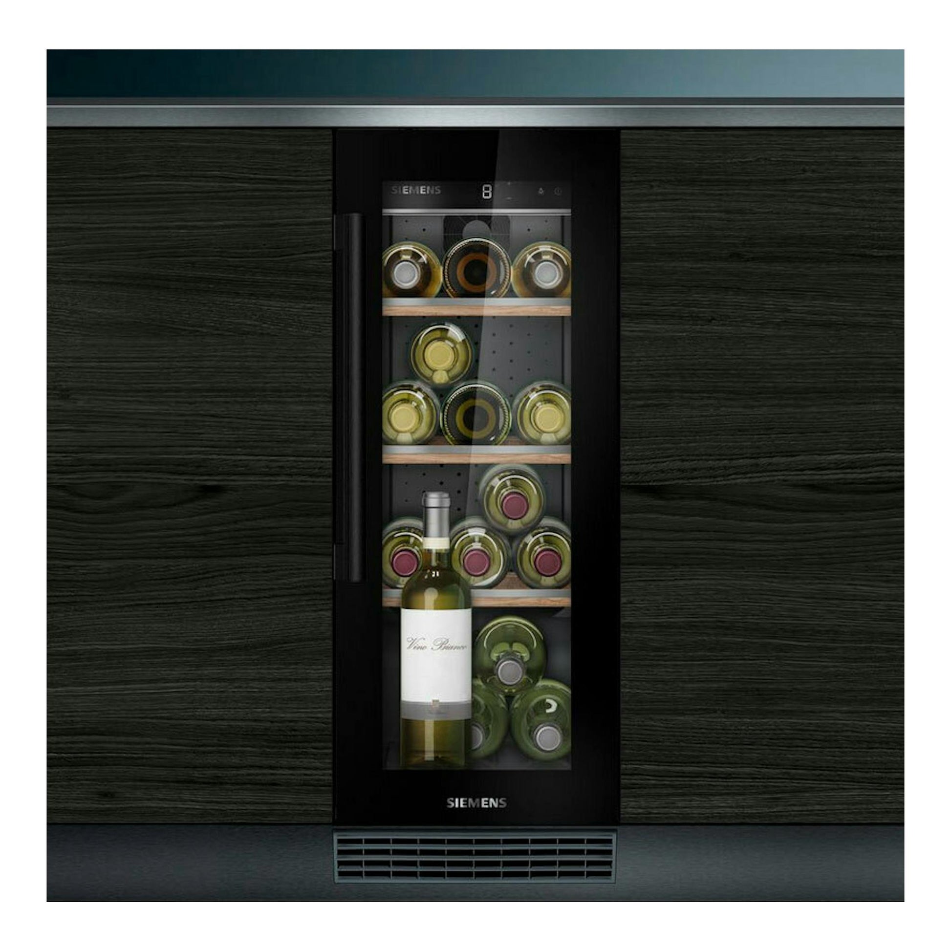 Vinoteca integrable Siemens KU20WVHF0 negra, vista frontal, empotrada entre muebles de madera, con botellas dentro.