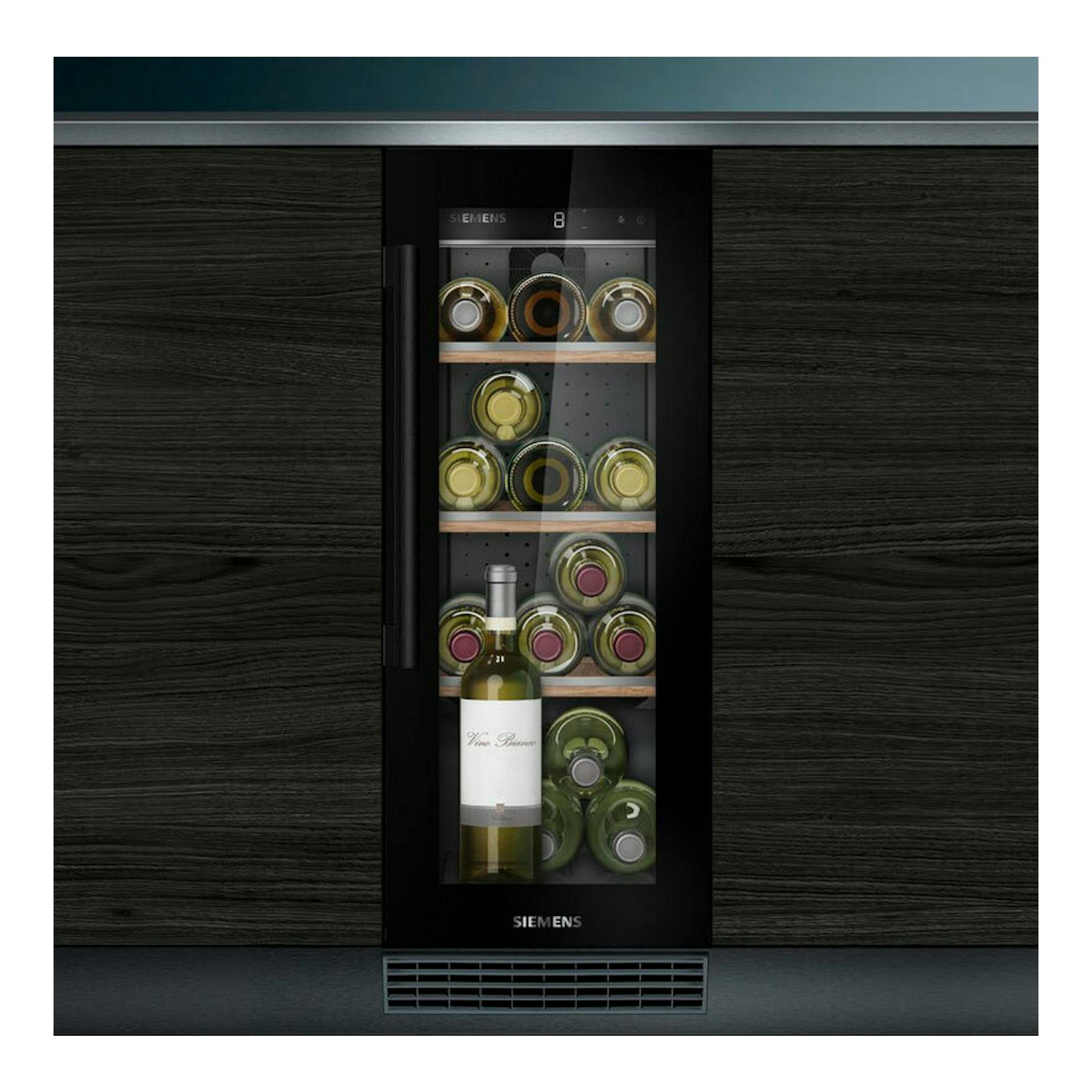 Vinoteca integrable Siemens KU20WVHF0 negra, vista frontal, empotrada entre muebles de madera, con botellas dentro.