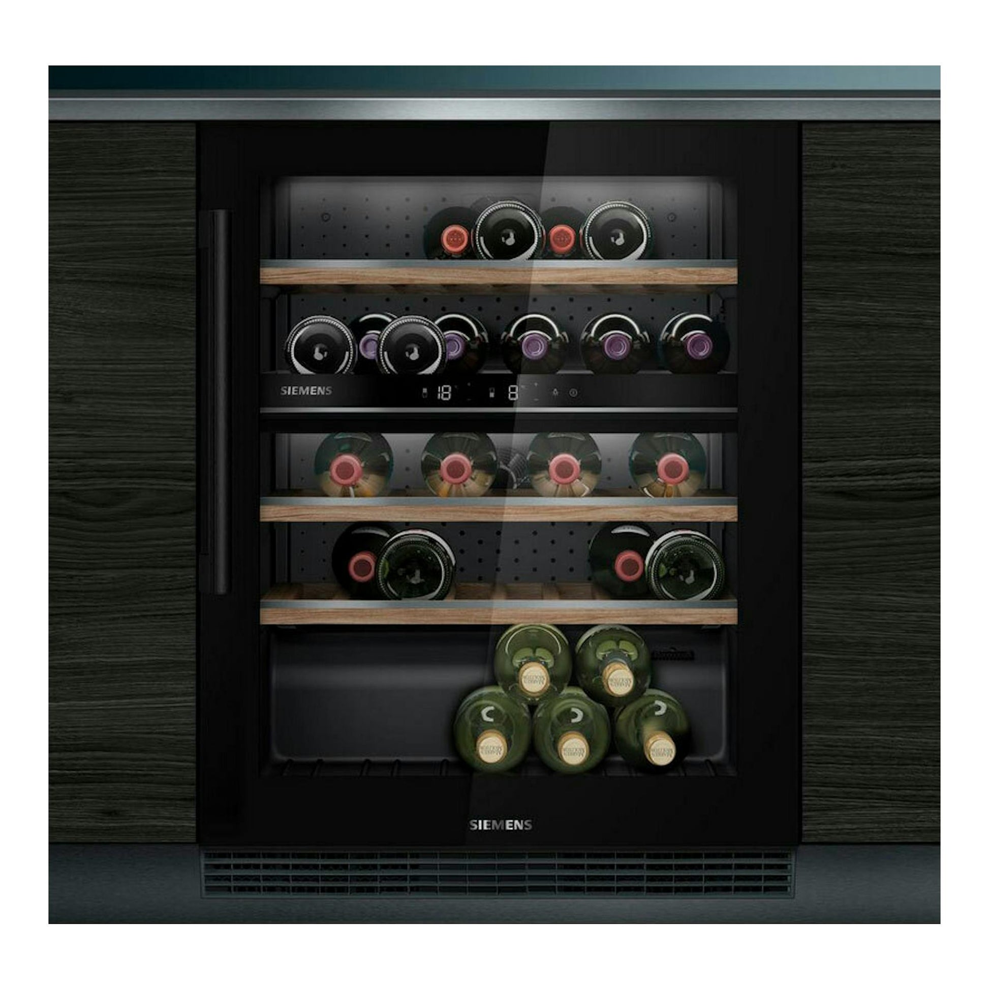 Vinoteca integrable Siemens KU21WAHG0 negra, vista frontal, con botellas en estantes de madera.