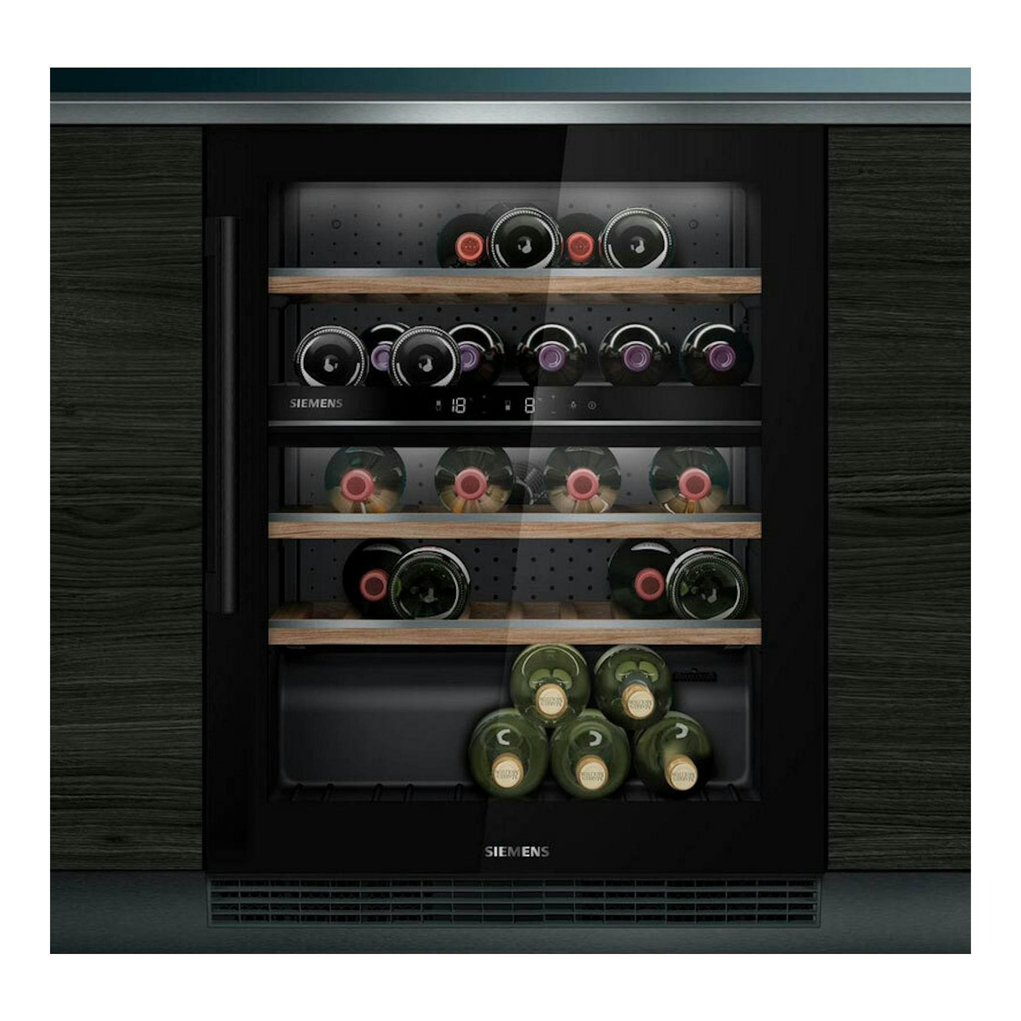 Vinoteca integrable Siemens KU21WAHG0 negra, vista frontal, con botellas en estantes de madera.