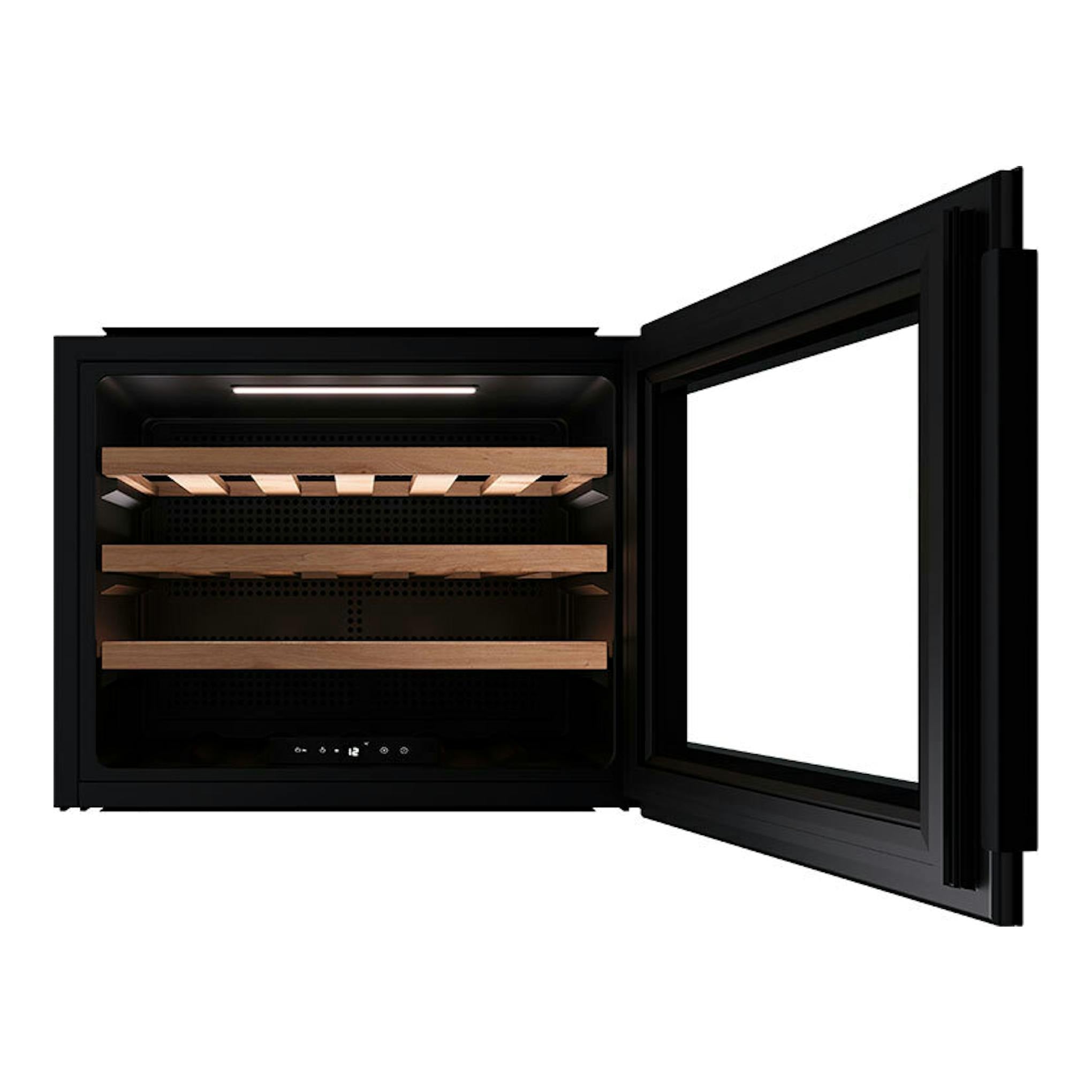 Vinoteca integrable Teka RVI10024 negra, vista frontal con puerta abierta y baldas de madera.