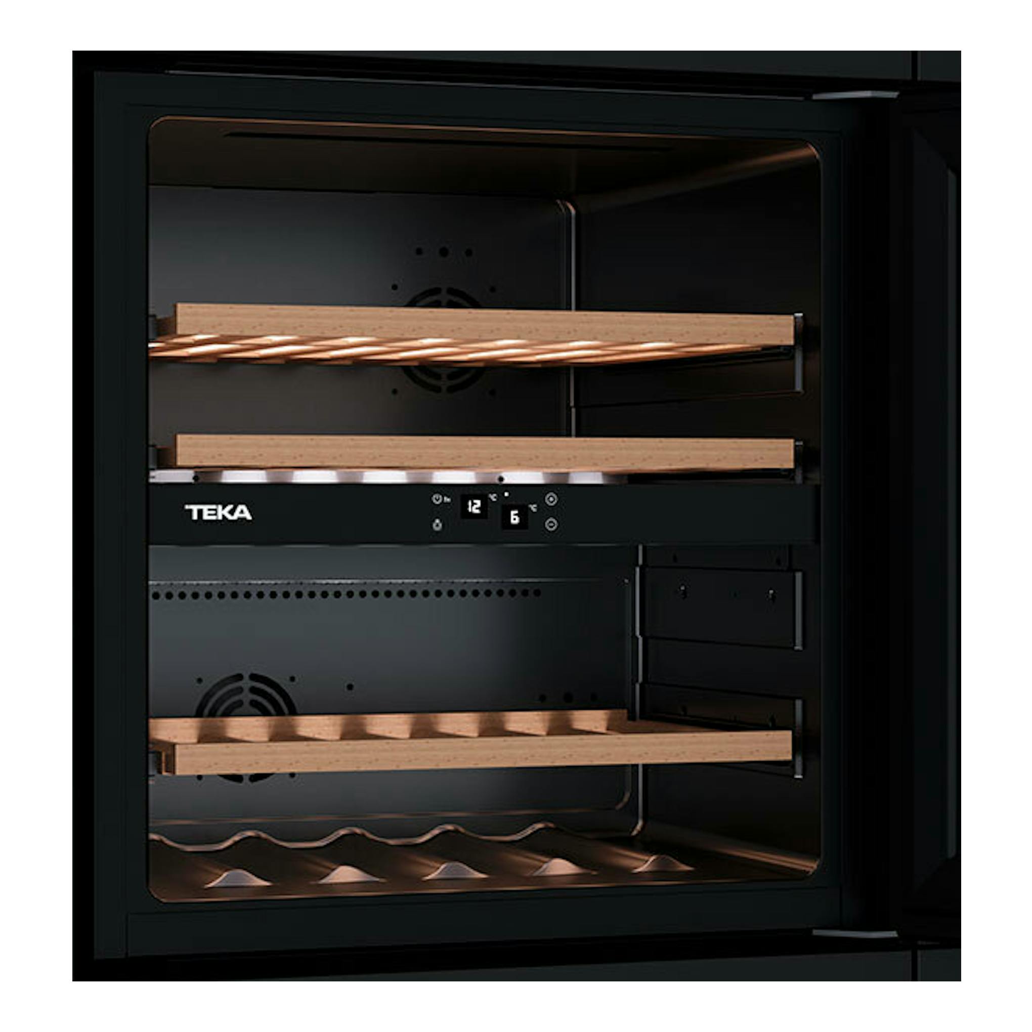 Vinoteca integrable Teka RVI20041 negra, vista frontal abierta, con baldas de madera.