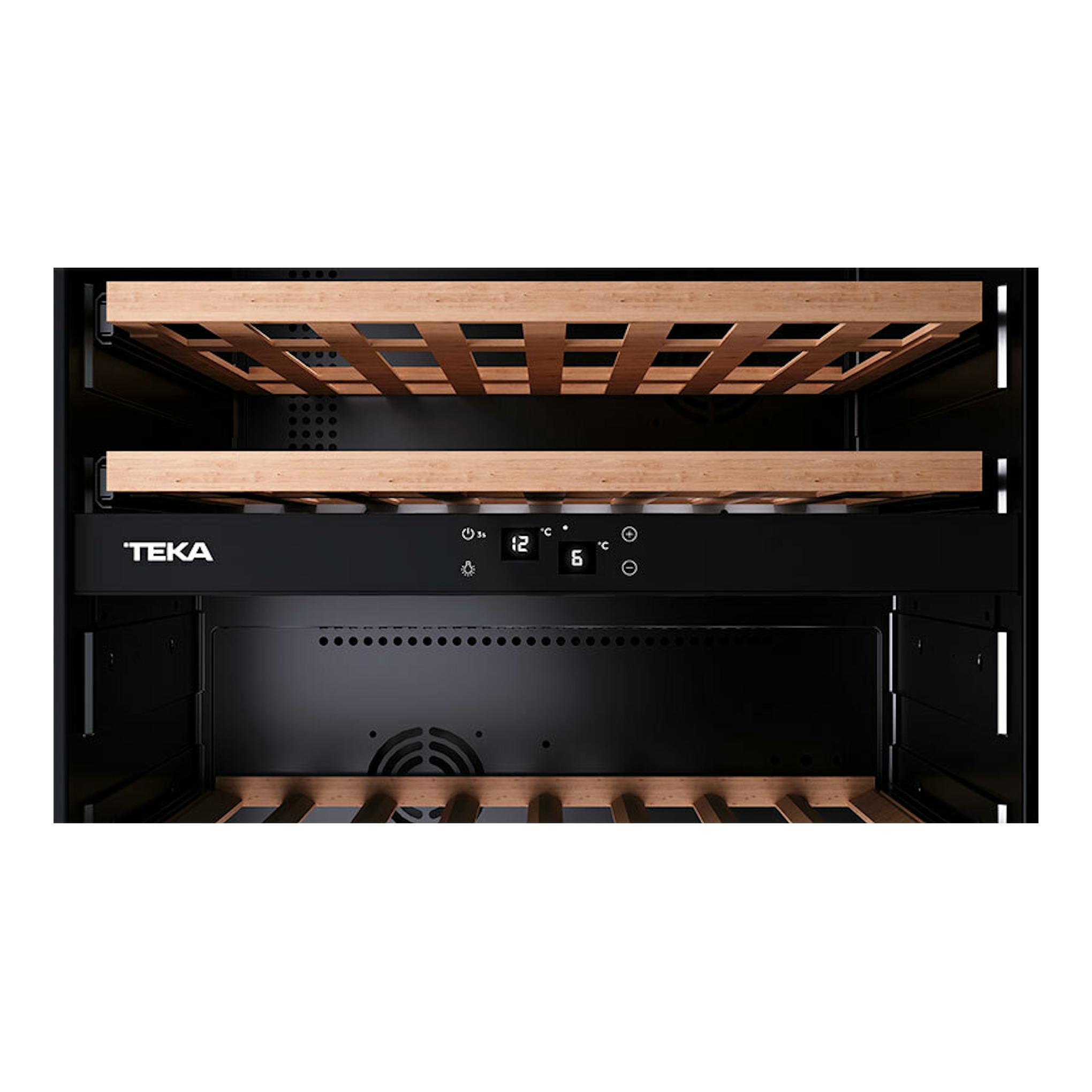 Vinoteca integrable Teka RVI20041 negra, vista frontal interior con baldas de madera y panel digital.