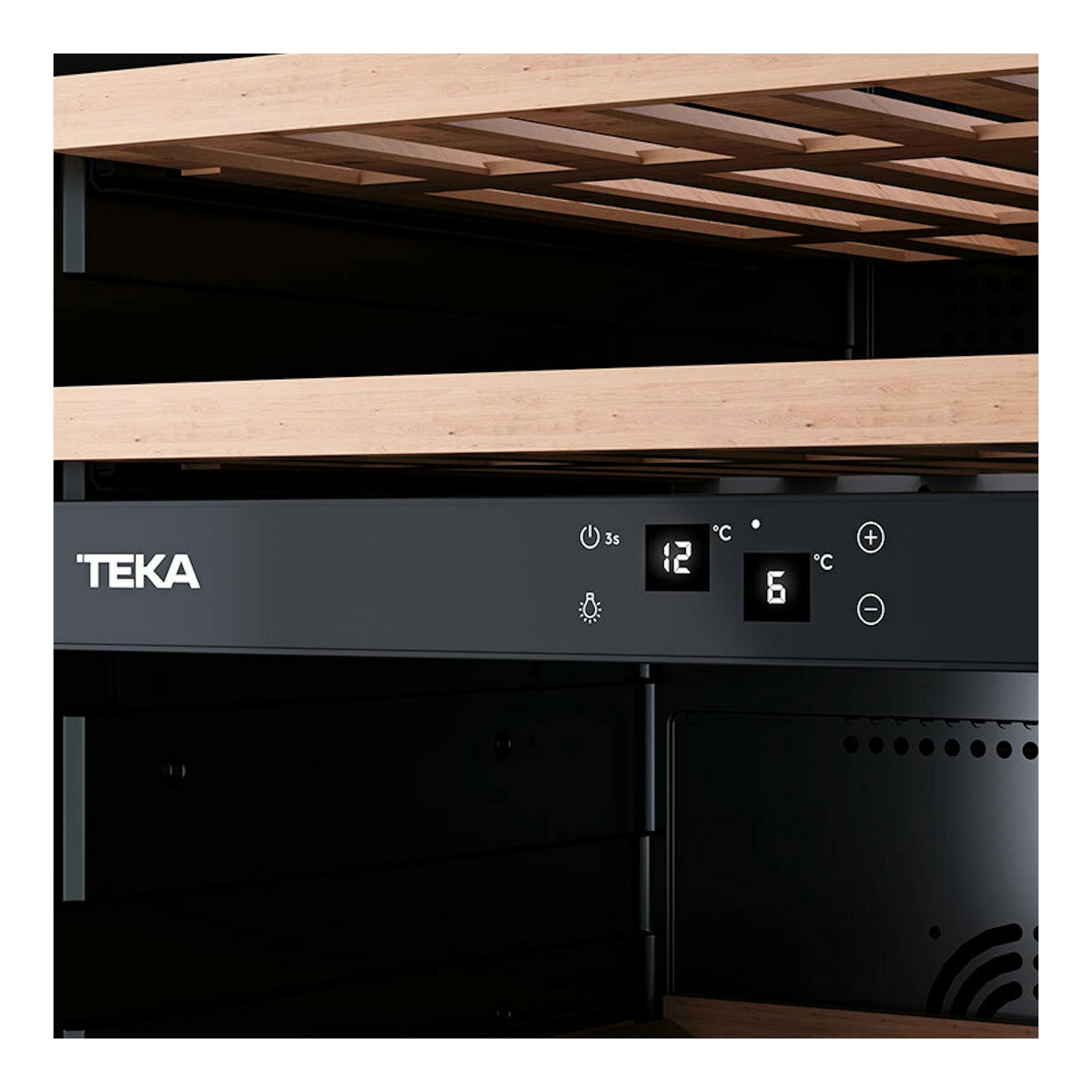 Vinoteca integrable Teka RVI20041 negra, vista frontal en negro con baldas de madera y panel digital.