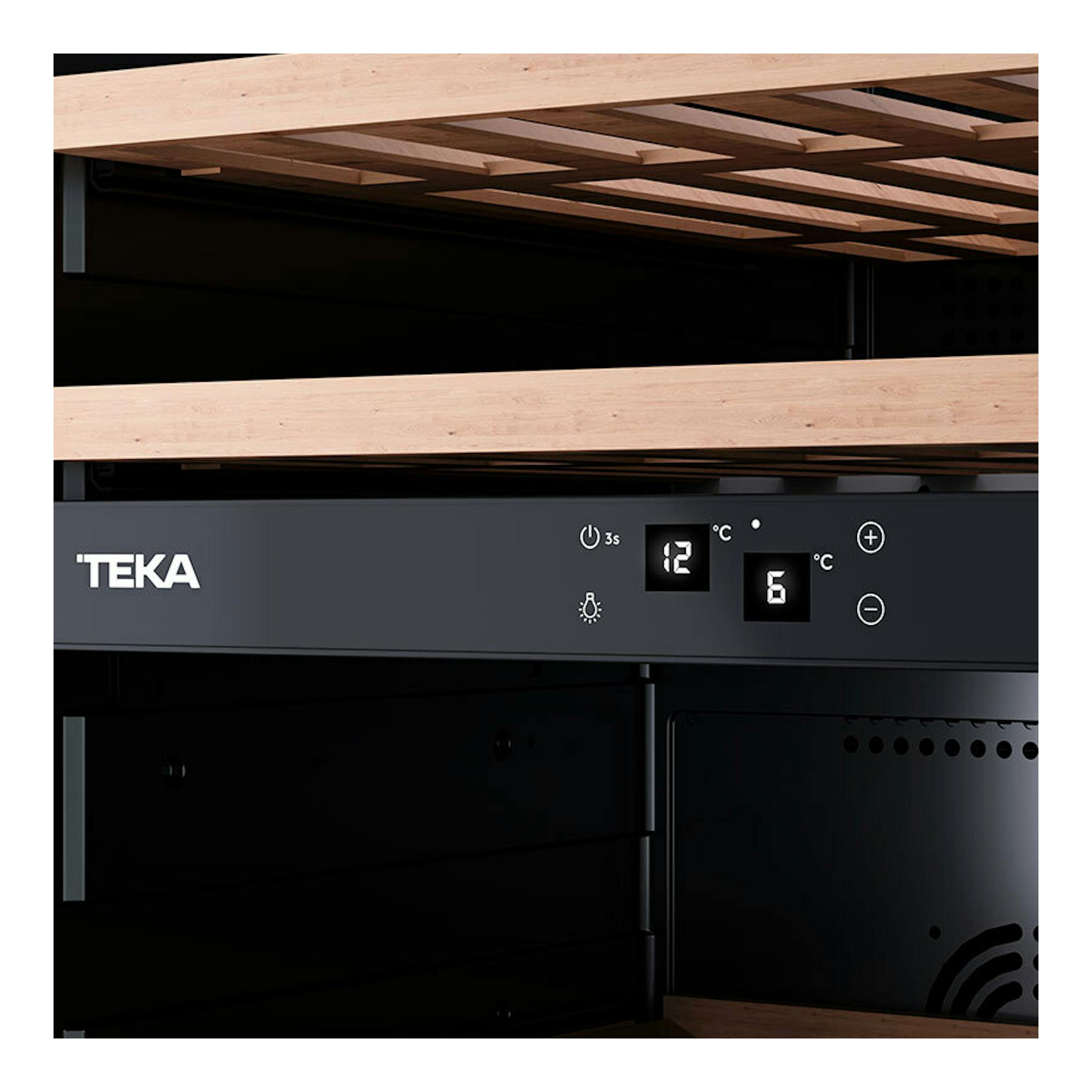 Vinoteca integrable Teka RVI20041 negra, vista frontal en negro con baldas de madera y panel digital.