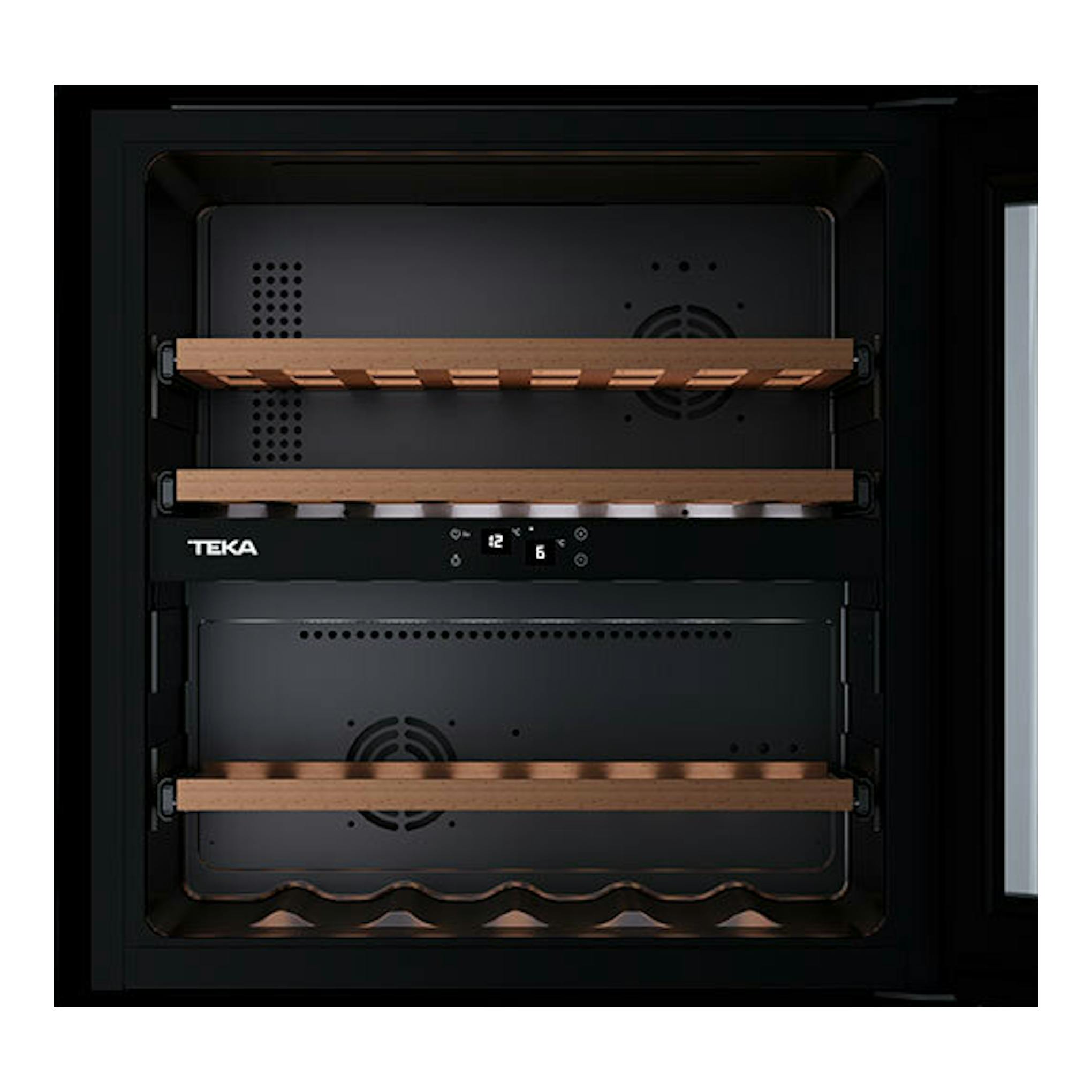 Vinoteca integrable Teka RVI20041 negra, vista frontal con puerta abierta y baldas de madera.