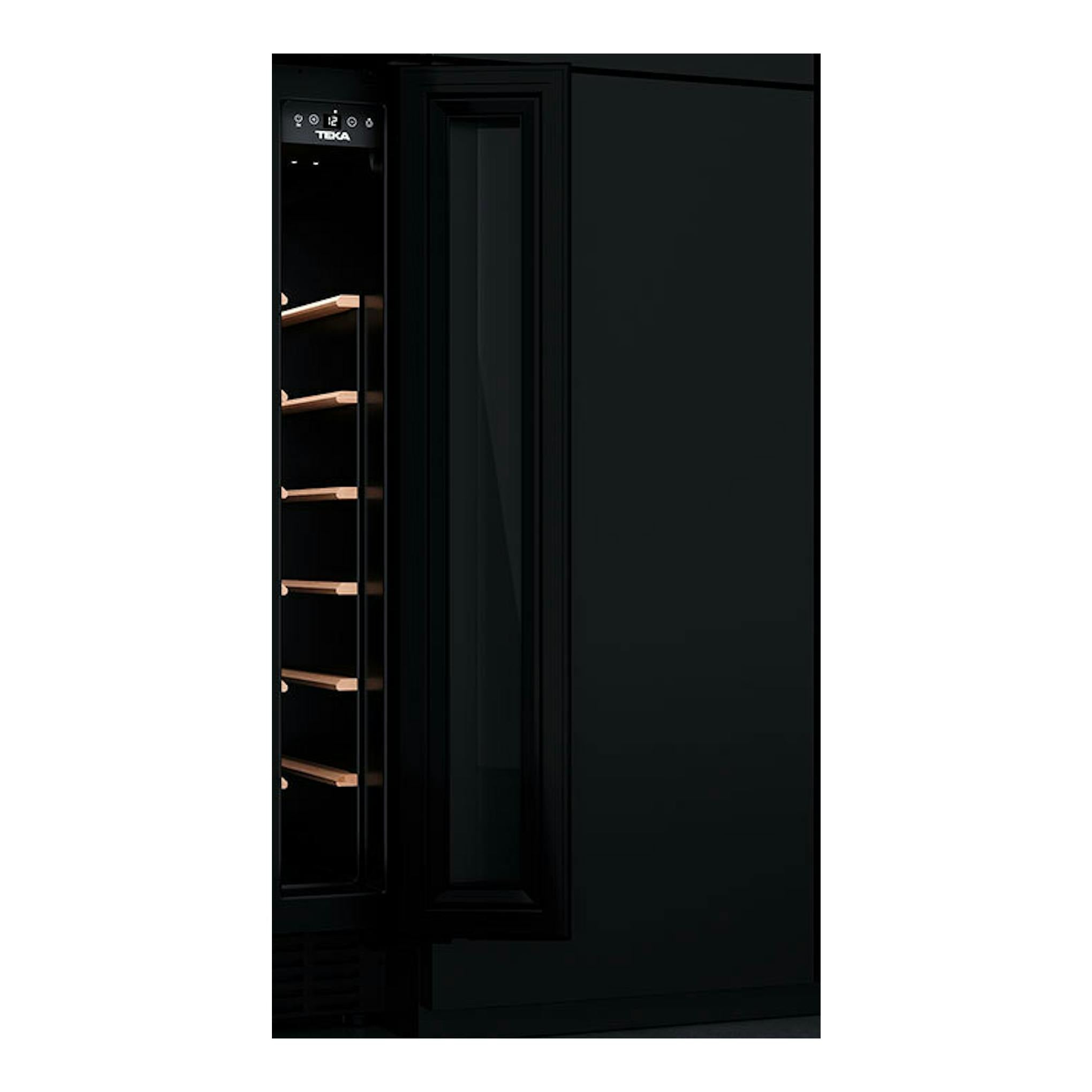 Vinoteca integrable Teka RVU10008 negra, vista frontal, con puerta abierta y baldas de madera.