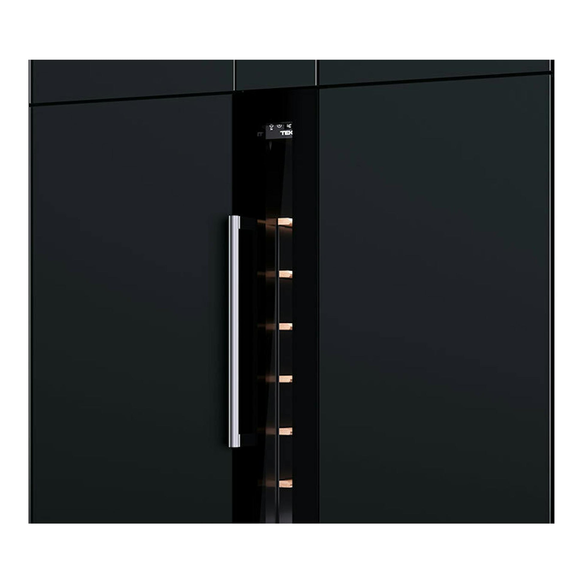 Vinoteca integrable Teka RVU10008 negra, vista frontal entre muebles oscuros, con puerta de cristal y asa metálica.