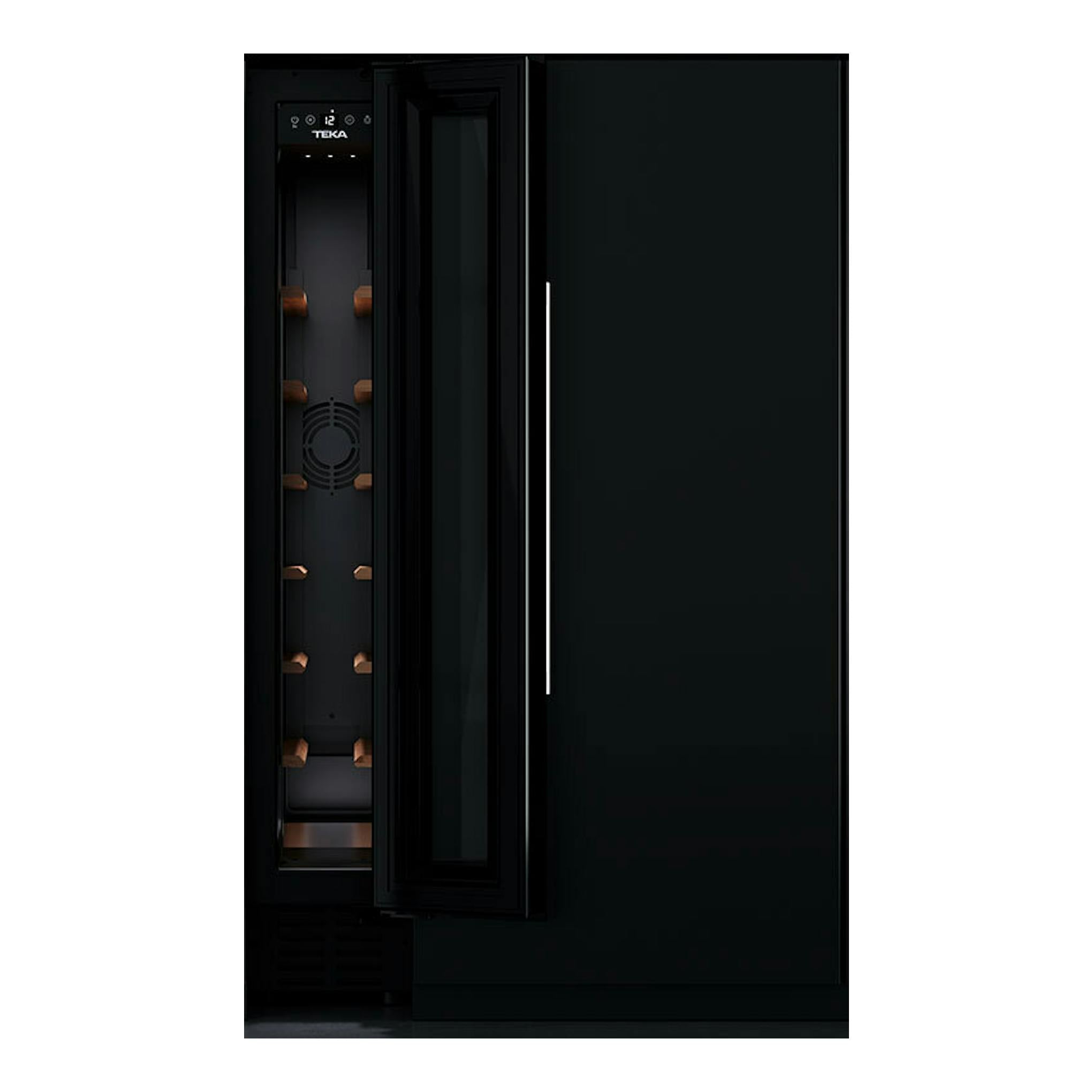 Vinoteca integrable Teka RVU10008 negra, vista frontal con puerta de vidrio abierta y baldas para botellas.