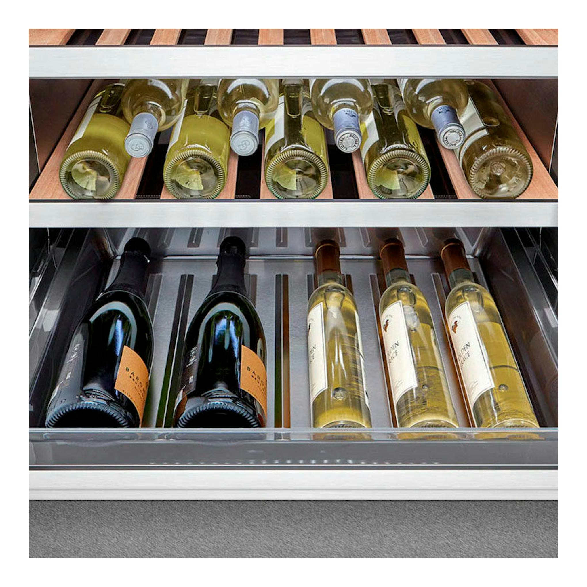 Vinoteca LG LSR200W gris, vista interior con botellas de vino en bandejas horizontales.