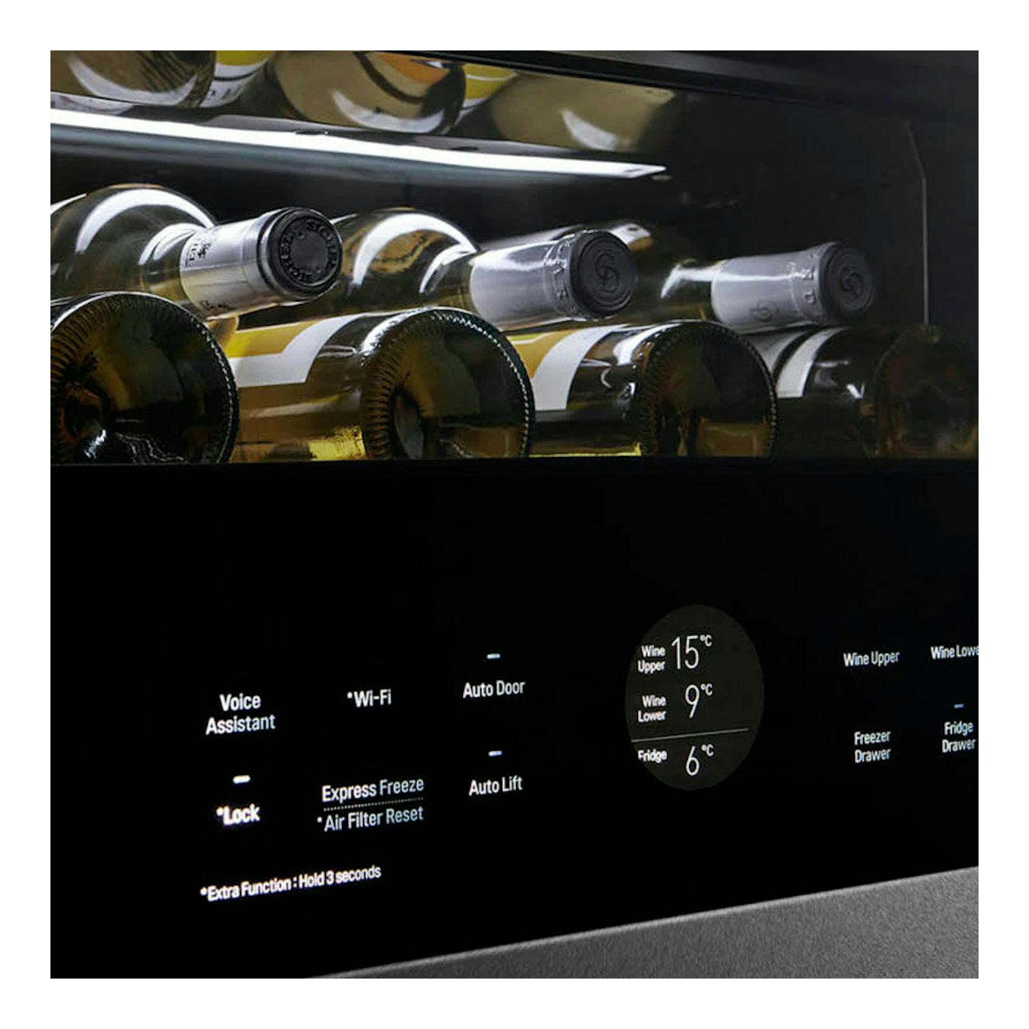 Vinoteca LG LSR200W gris, vista frontal parcial del interior con botellas y panel táctil negro iluminado.