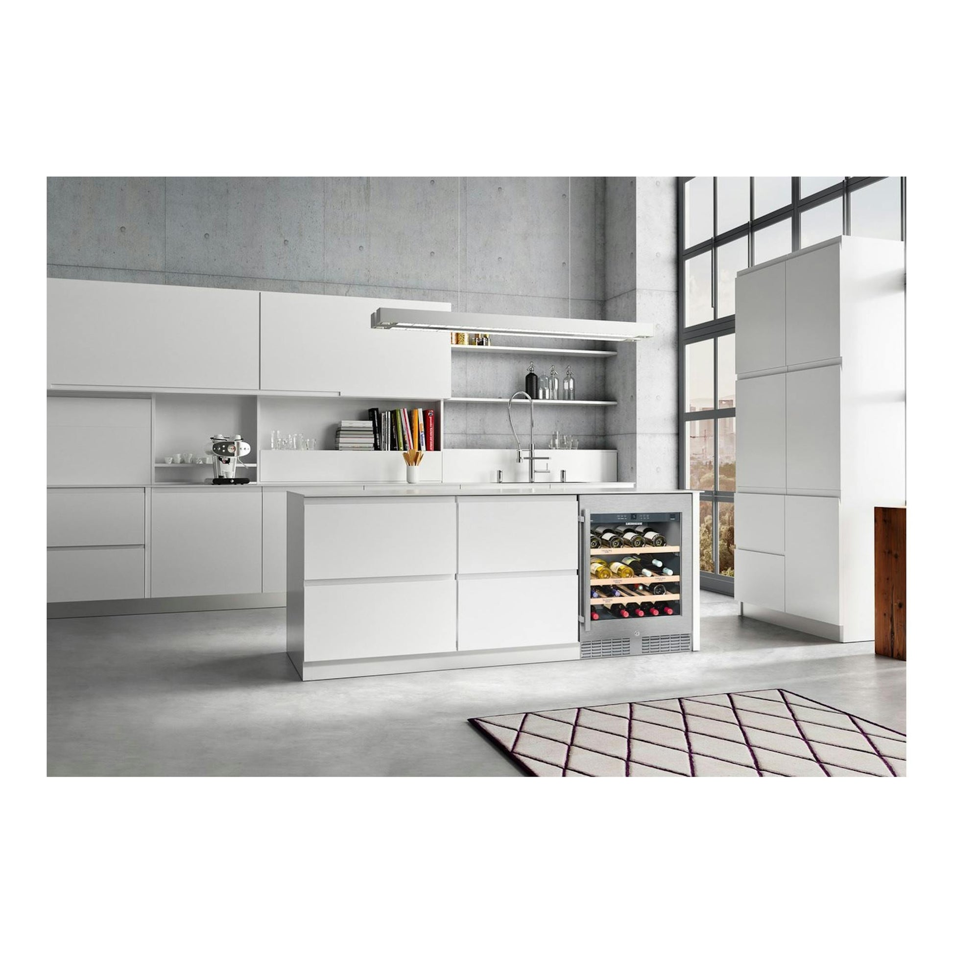 Vinoteca integrable Liebherr UWKes 1752-22 001, vista frontal, puerta de vidrio en cocina blanca.