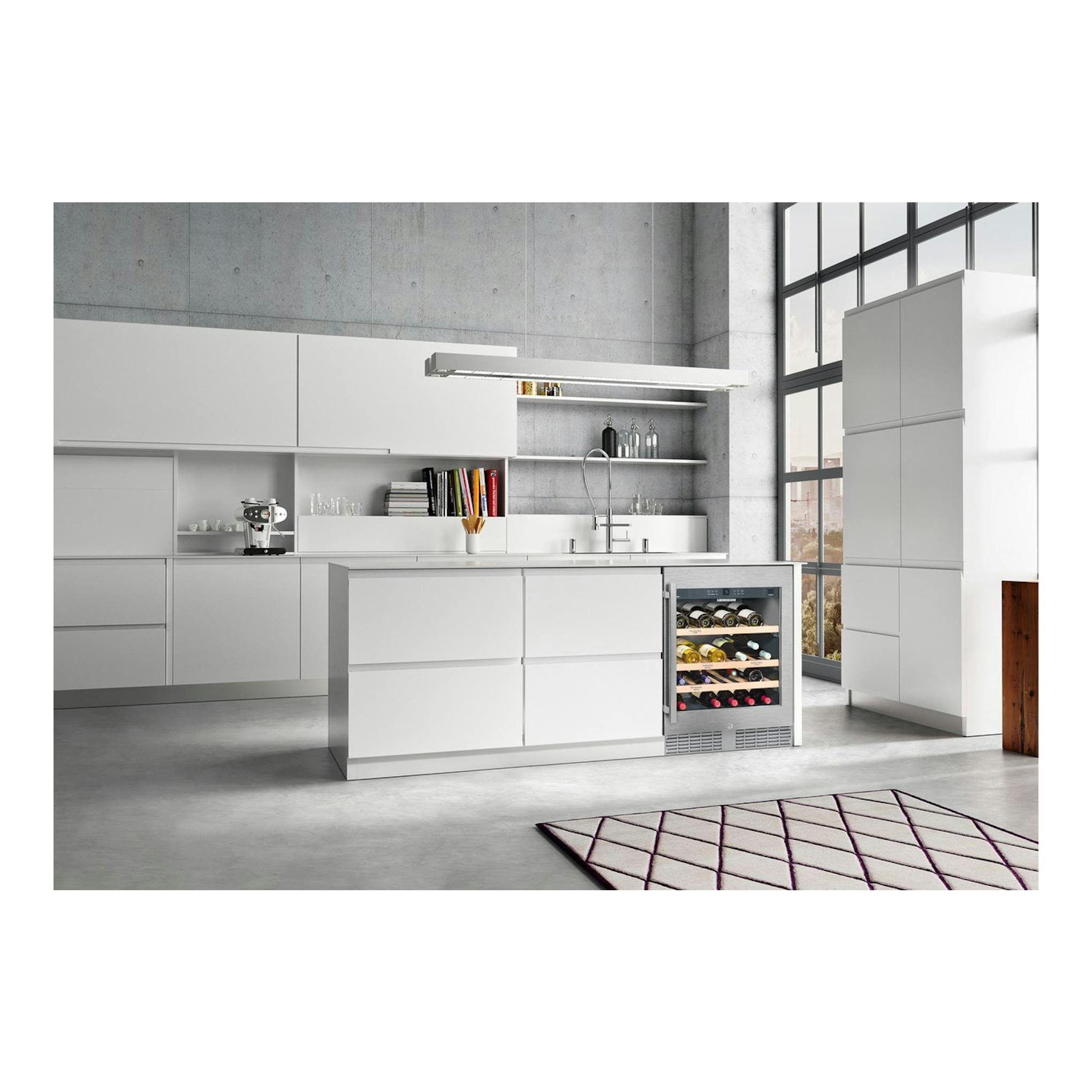 Vinoteca integrable Liebherr UWKes 1752-22 001, vista frontal, puerta de vidrio en cocina blanca.