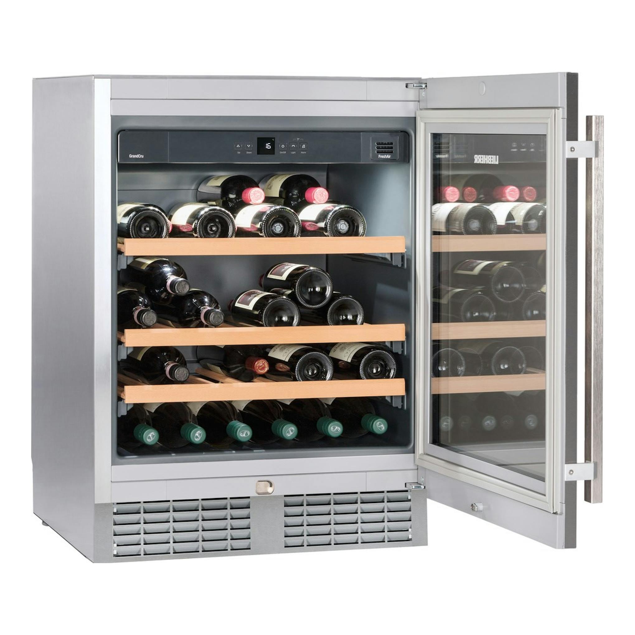 Vinoteca Liebherr UWKes 1752-22 001 abierta, vista frontal, acero inoxidable con estantes de madera y botellas.
