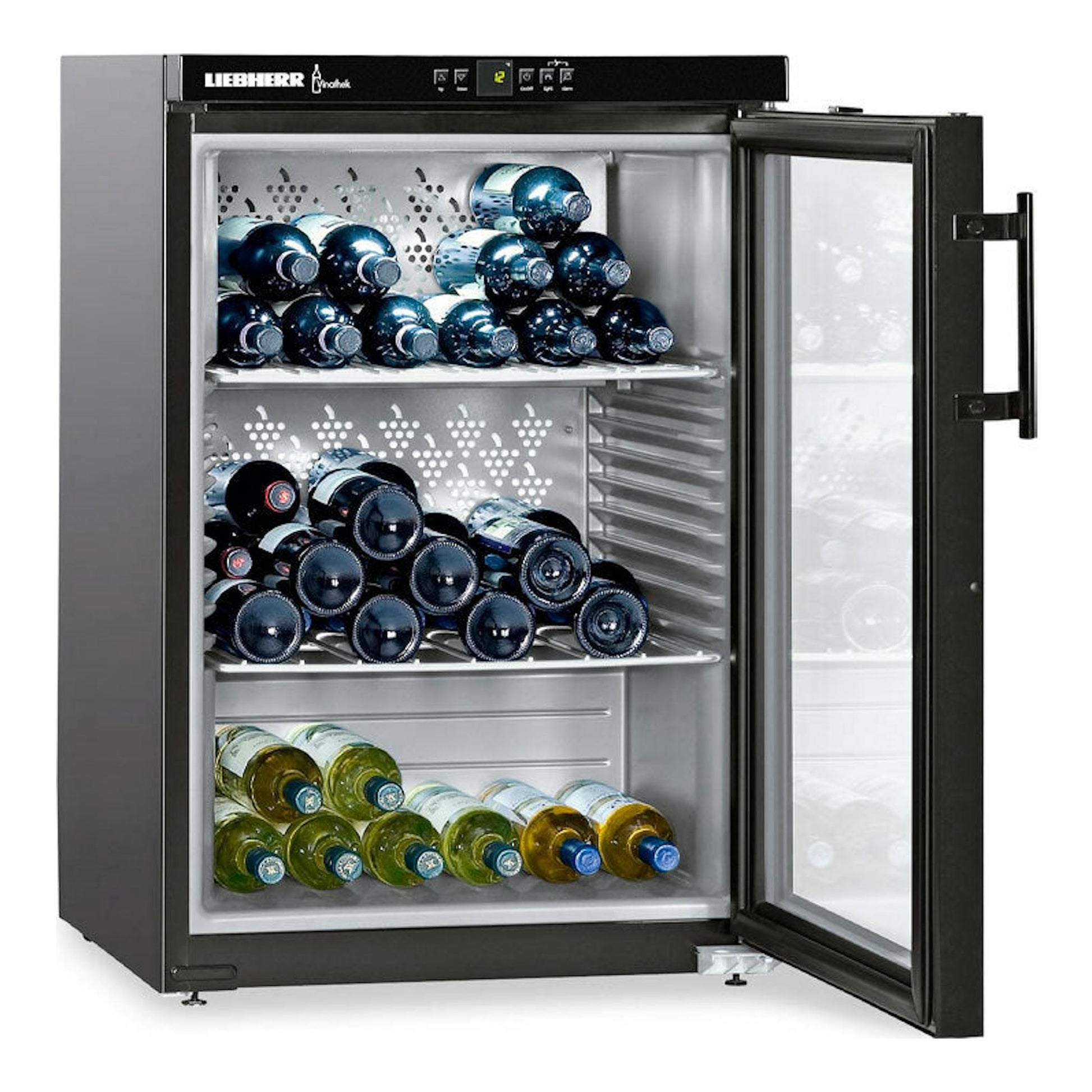 Vinoteca Liebherr negra, vista frontal con la puerta abierta y varias botellas en estantes metálicos.
