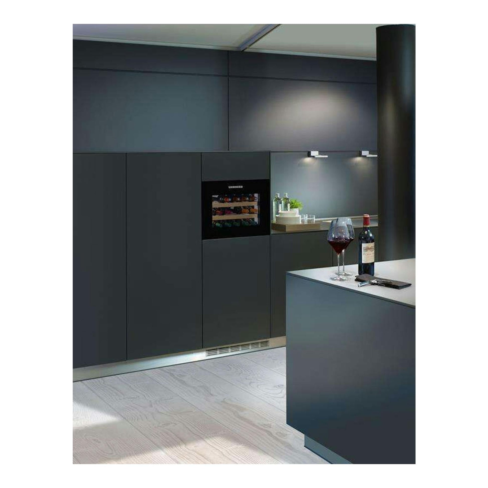 Vinoteca Liebherr WKEgb-582-21 negra, vista frontal empotrada en una cocina moderna.