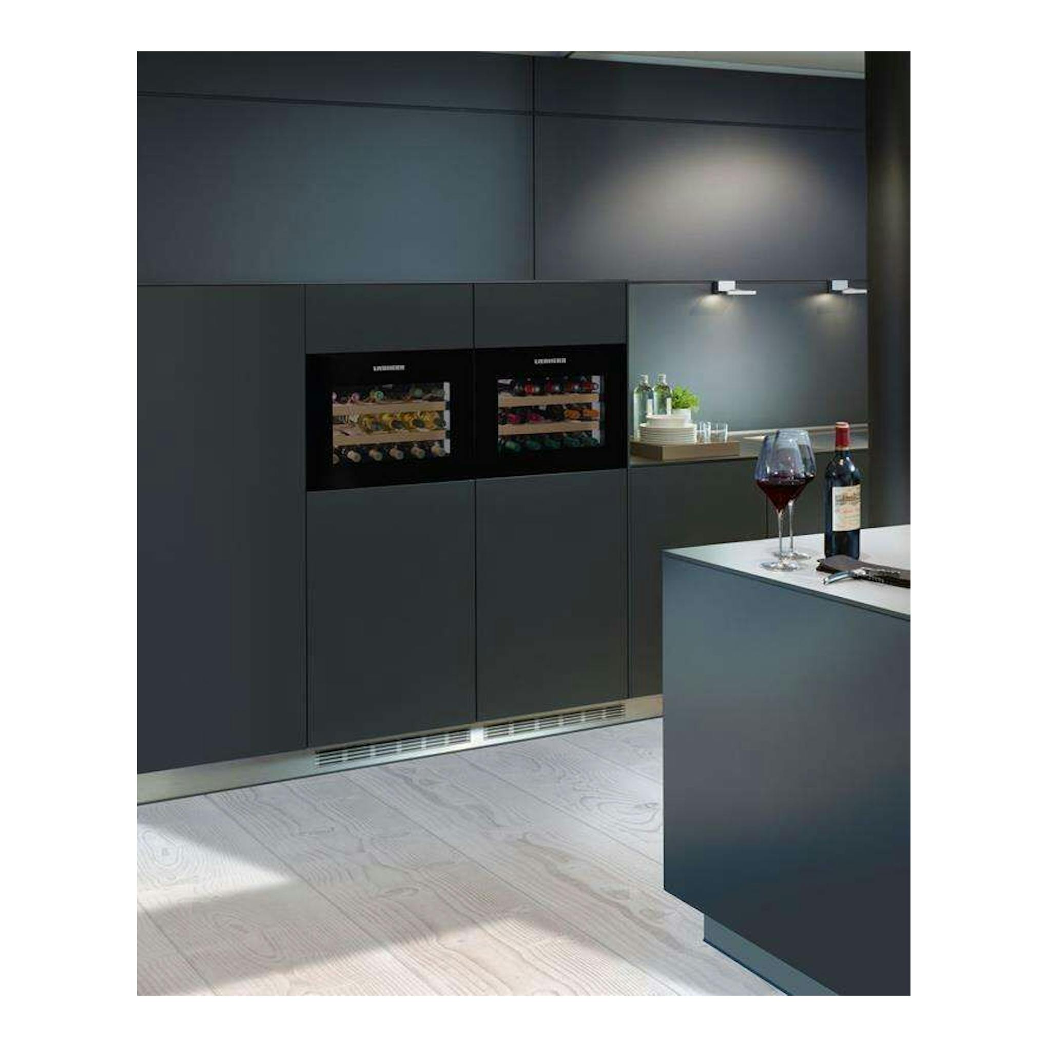 Vinotecas Liebherr WKEgb-582-21 001 negras, empotradas en mueble de cocina, vista frontal.