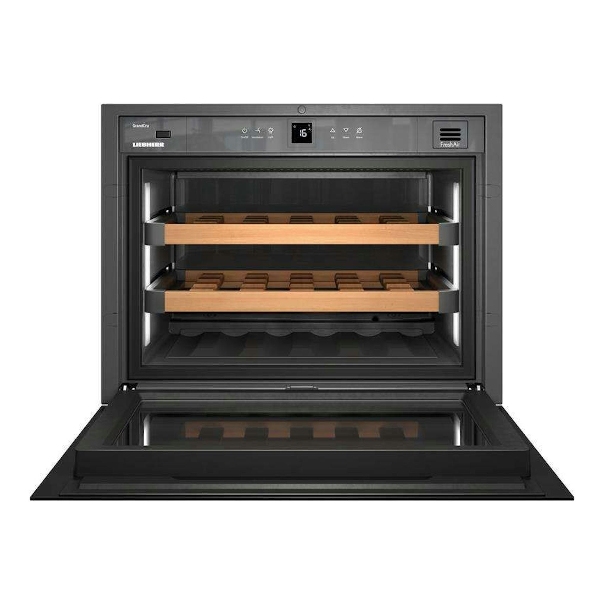 Vinoteca Liebherr WKEgb-582-21 negra, vista frontal abierta, interior negro con baldas de madera.