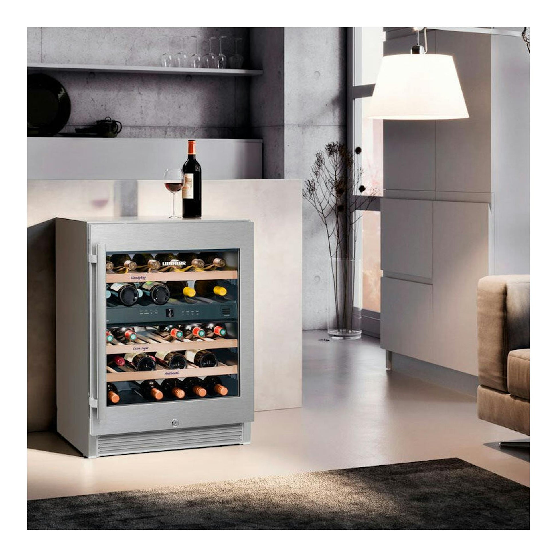 Vinoteca Liebherr WTes 1672 inox, vista frontal, con botellas en estantes, en cocina moderna.