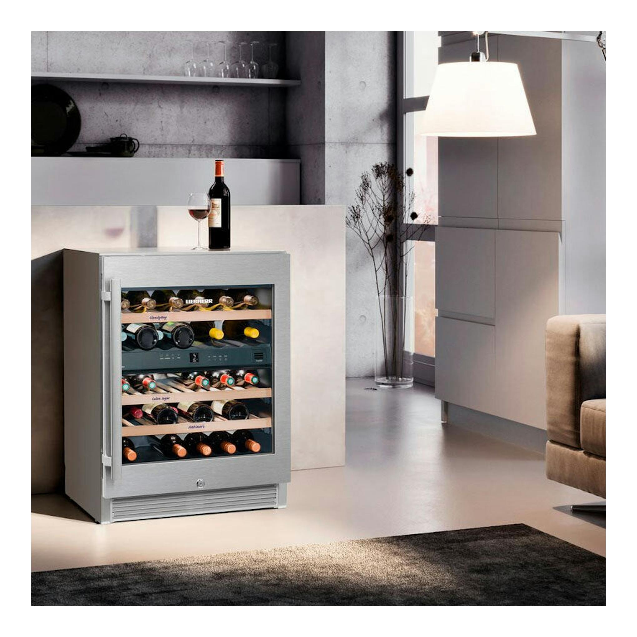 Vinoteca Liebherr WTes 1672 inox, vista frontal, con botellas en estantes, en cocina moderna.