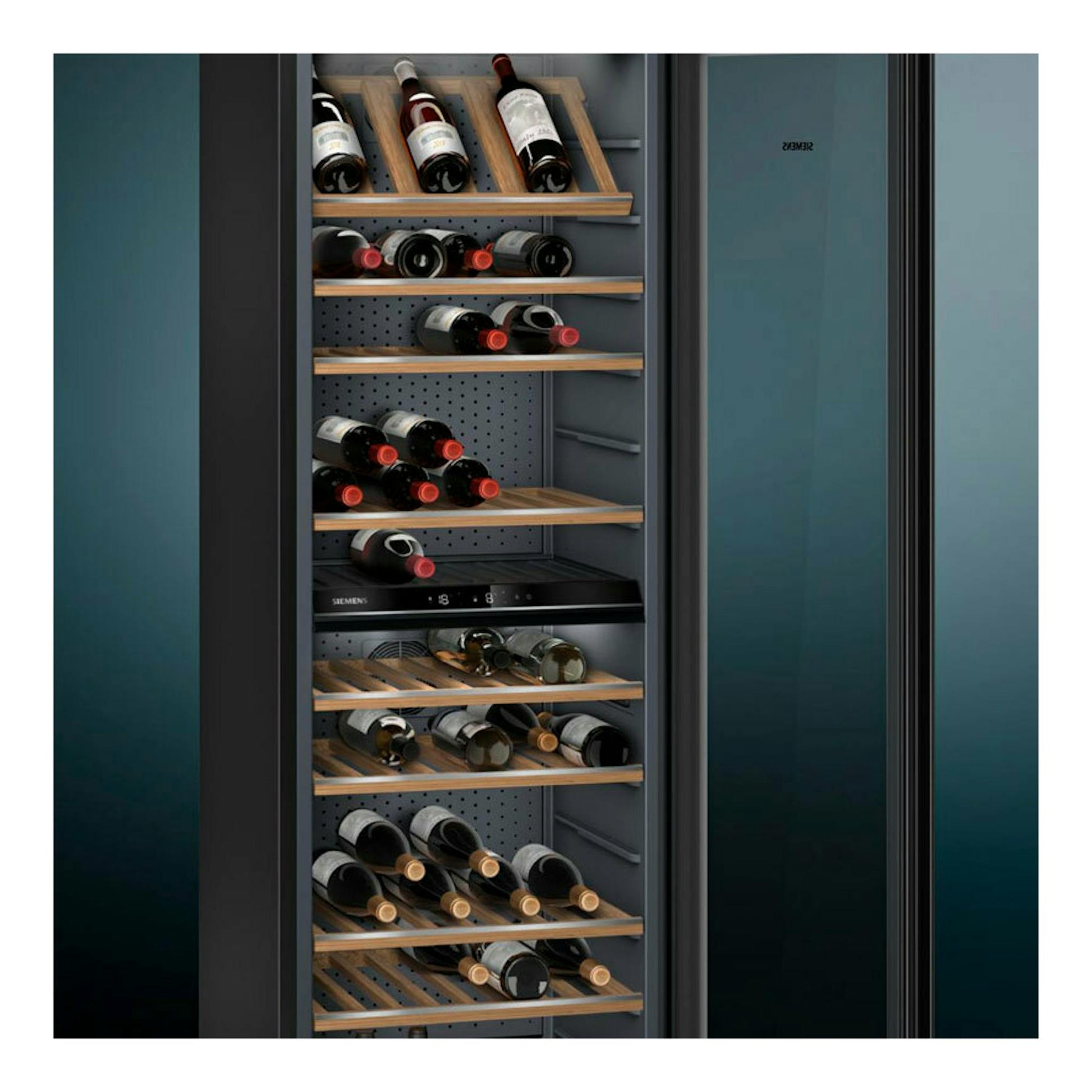 Vinoteca Siemens KW36KATGA negra, vista frontal abierta, con botellas de vino en estantes de madera.
