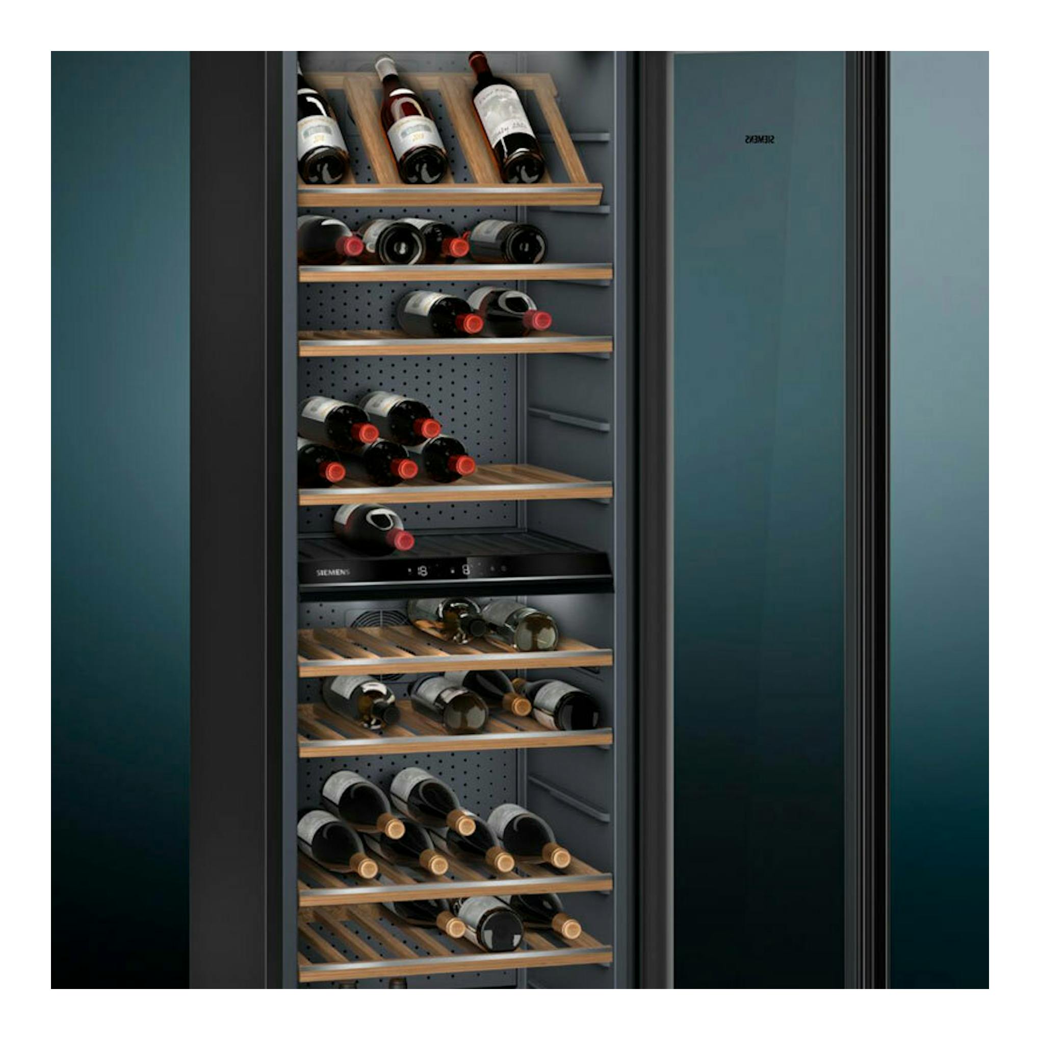 Vinoteca Siemens KW36KATGA negra, vista frontal abierta, con botellas de vino en estantes de madera.