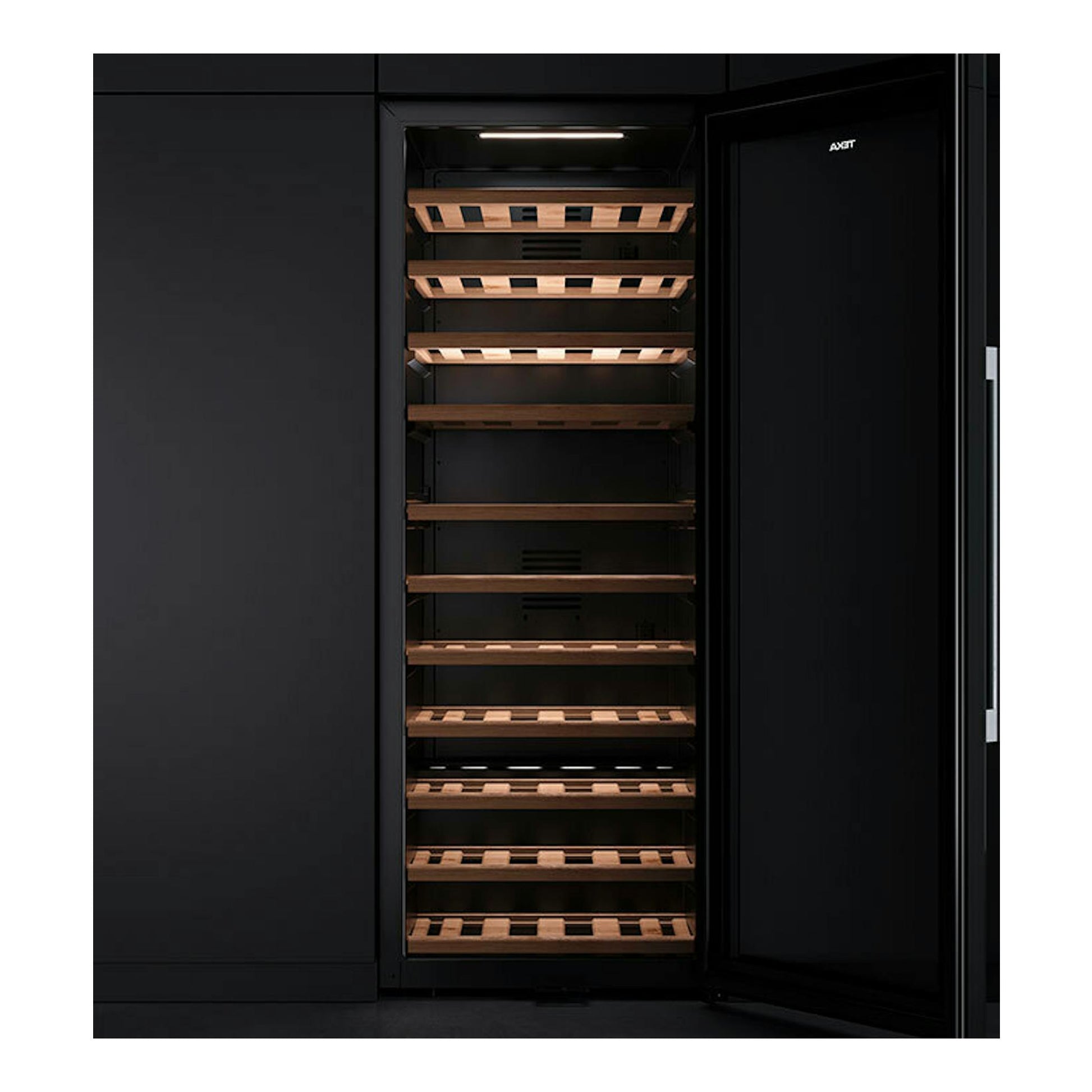 Vinoteca Teka RVF10051 negra, vista frontal con puerta abierta y estantes de madera.