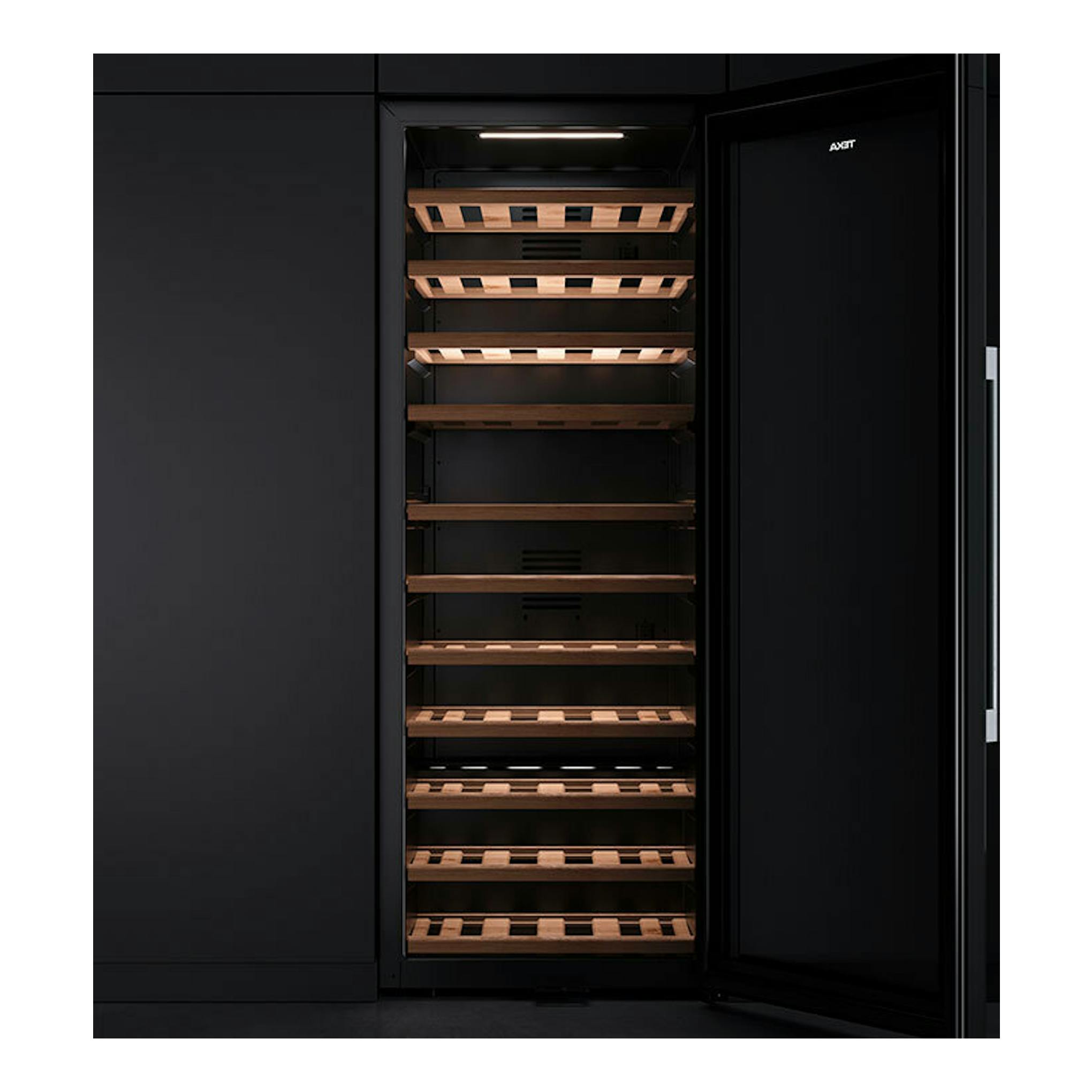Vinoteca Teka RVF10051 negra, vista frontal con puerta abierta y estantes de madera.