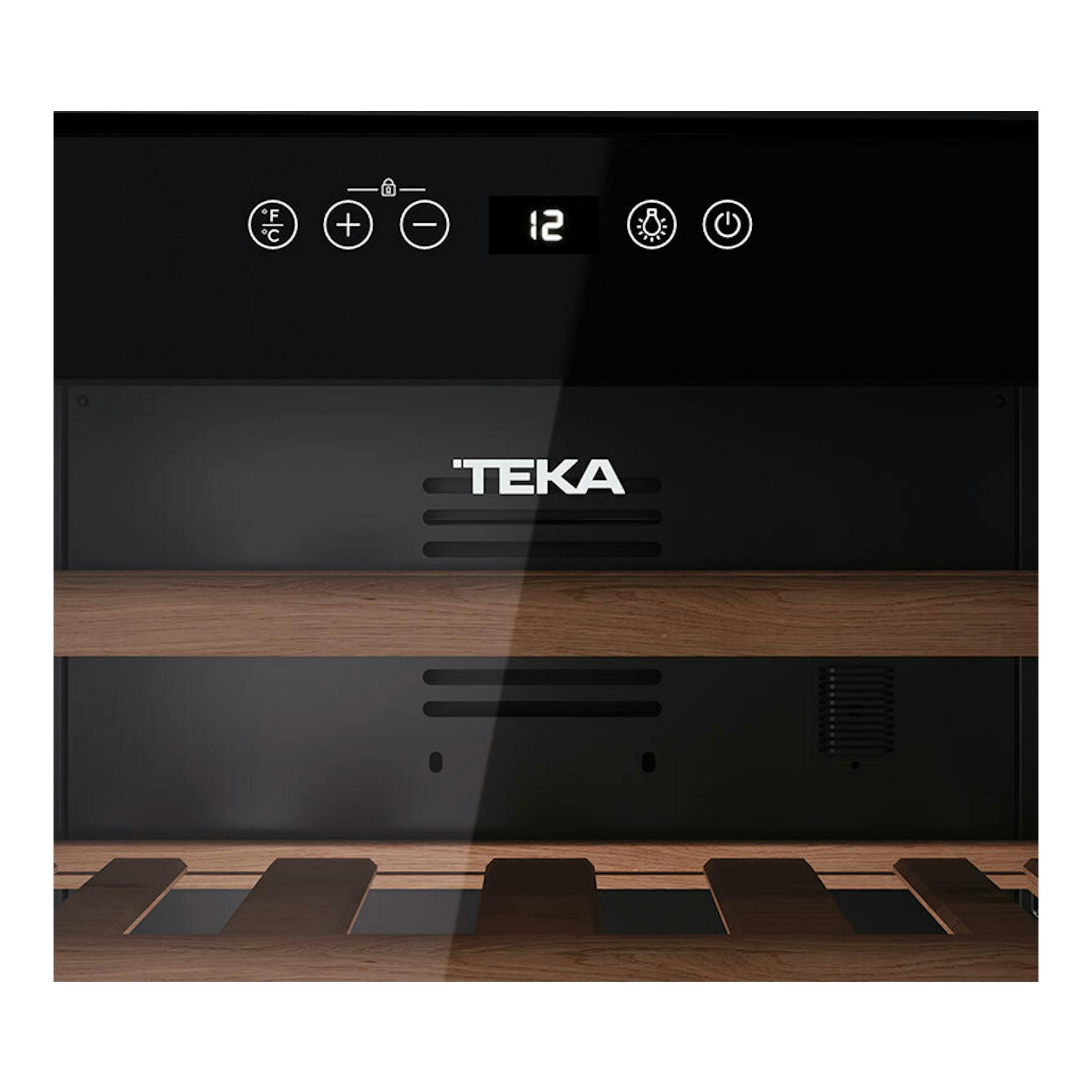 Vinoteca Teka RVF10051 negra, vista frontal, panel digital con 12 y baldas de madera.