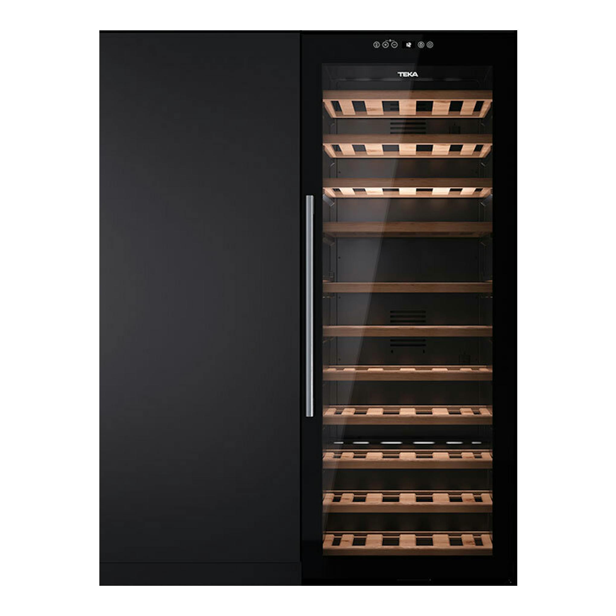 Vinoteca Teka RVF10051 negra, vista frontal, con puerta de vidrio y baldas de madera.
