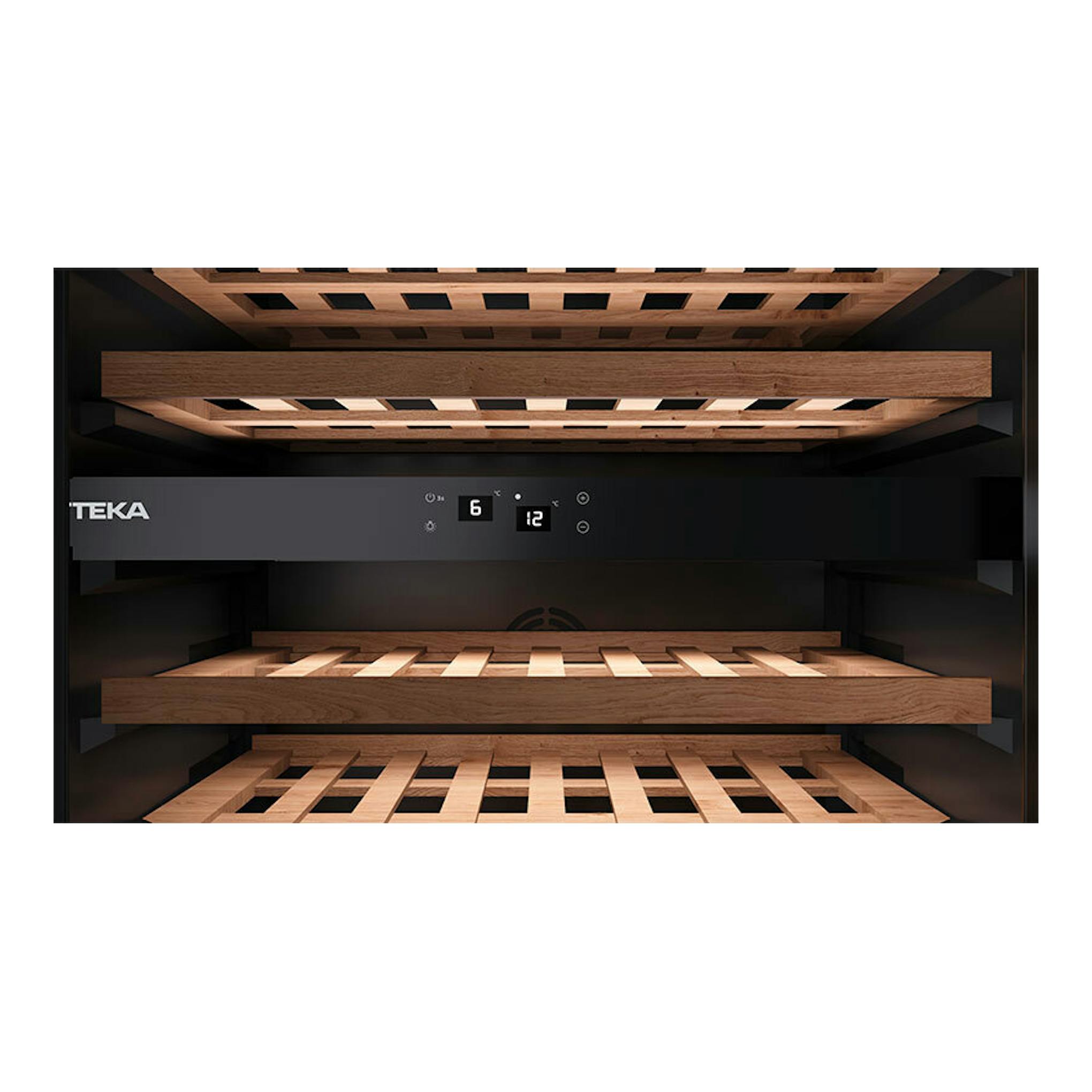 Vinoteca Teka RVU20046 negra, vista frontal interior con estantes de madera y panel digital.