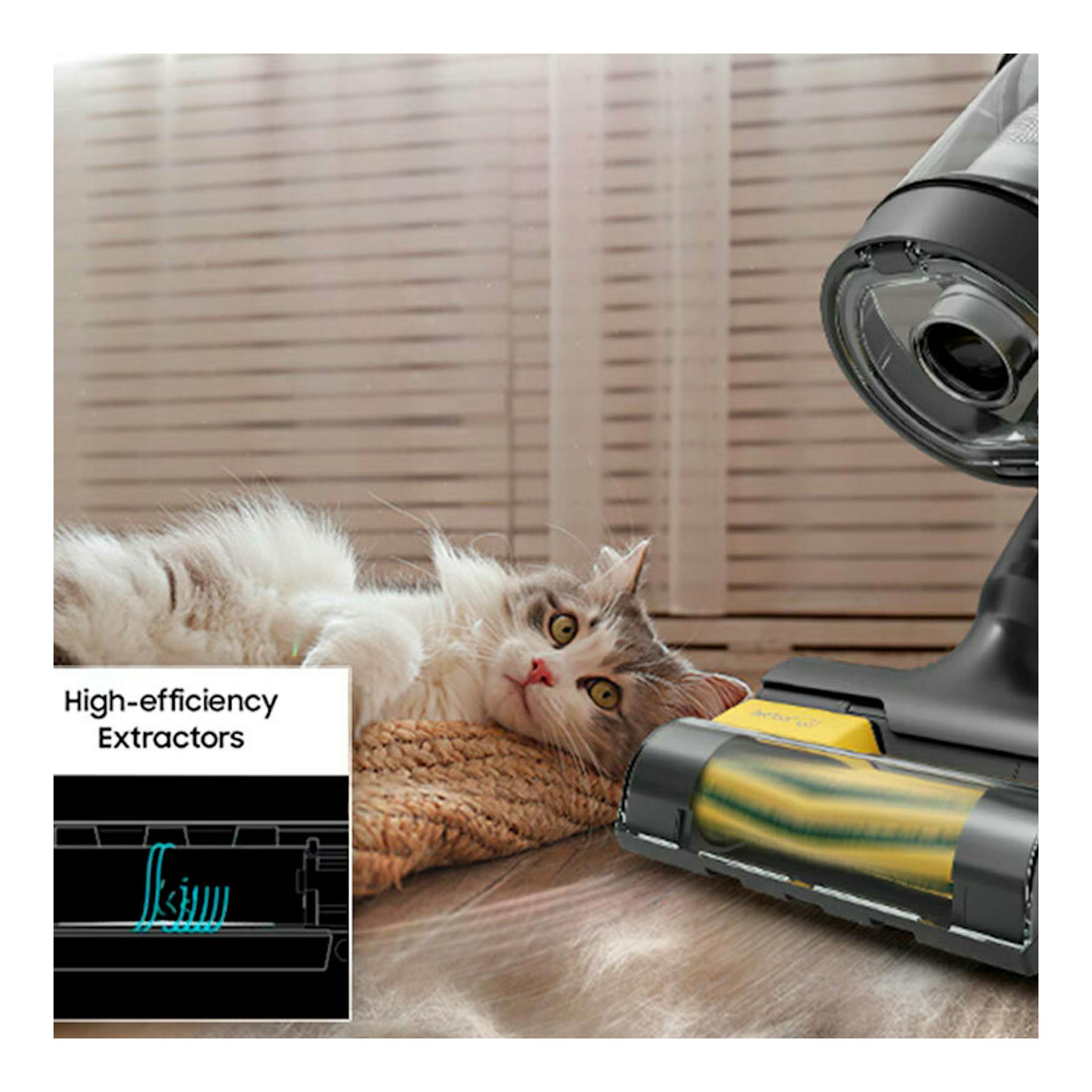 Aspiradora inalámbrica Samsung VS90F40DEK/WA en primer plano, boquilla negra sobre piso junto a un gato.